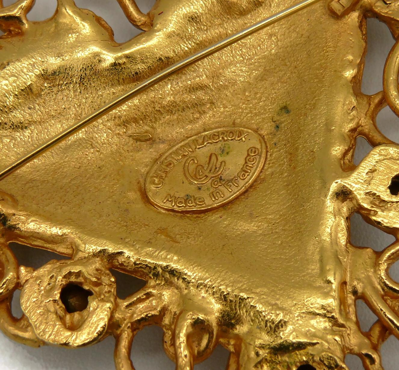 Christian Lacroix Vintage Goldfarbene Logo-Brosche mit Schmucksteinen für das Herz im Angebot 7