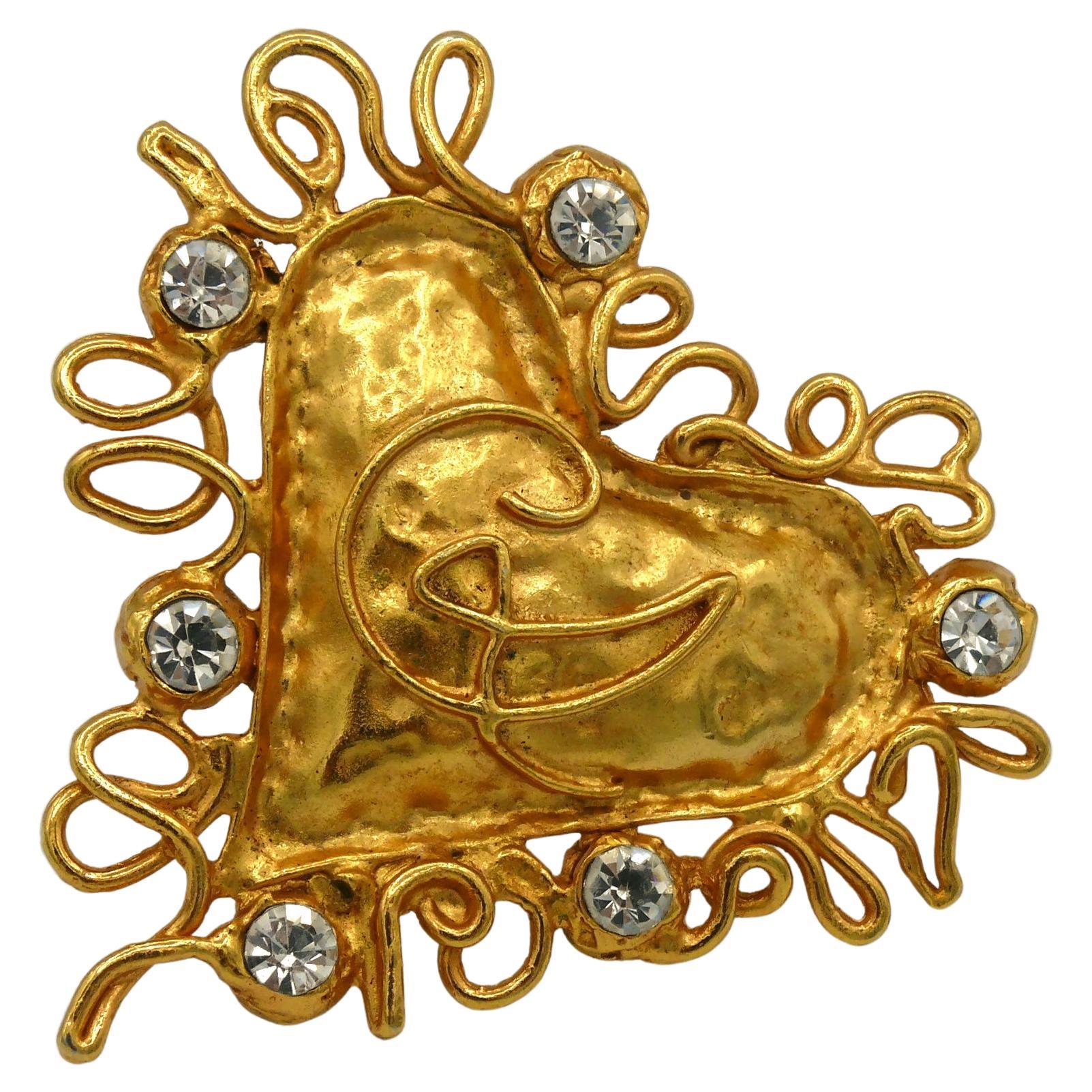 Christian Lacroix Vintage Goldfarbene Logo-Brosche mit Schmucksteinen für das Herz im Angebot