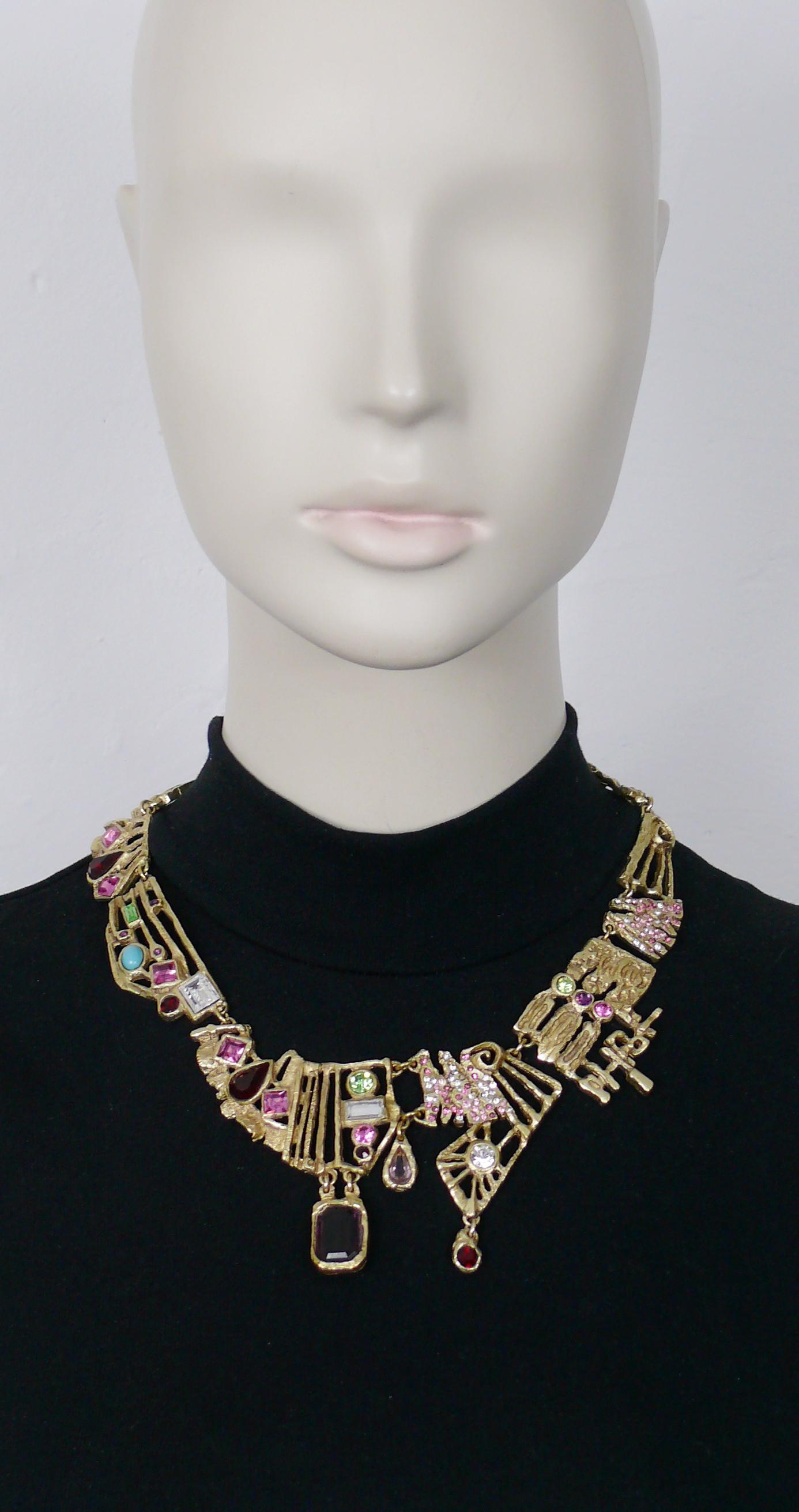 CHRISTIAN LACROIX vintage opulent gold toned openwork brutalist necklace embellished with multicolored crystals and a turquoise colour cabochon.

Adjustable hook closure.

Marked CHRISTIAN LACROIX CL Made in France.

Indicative measurements :