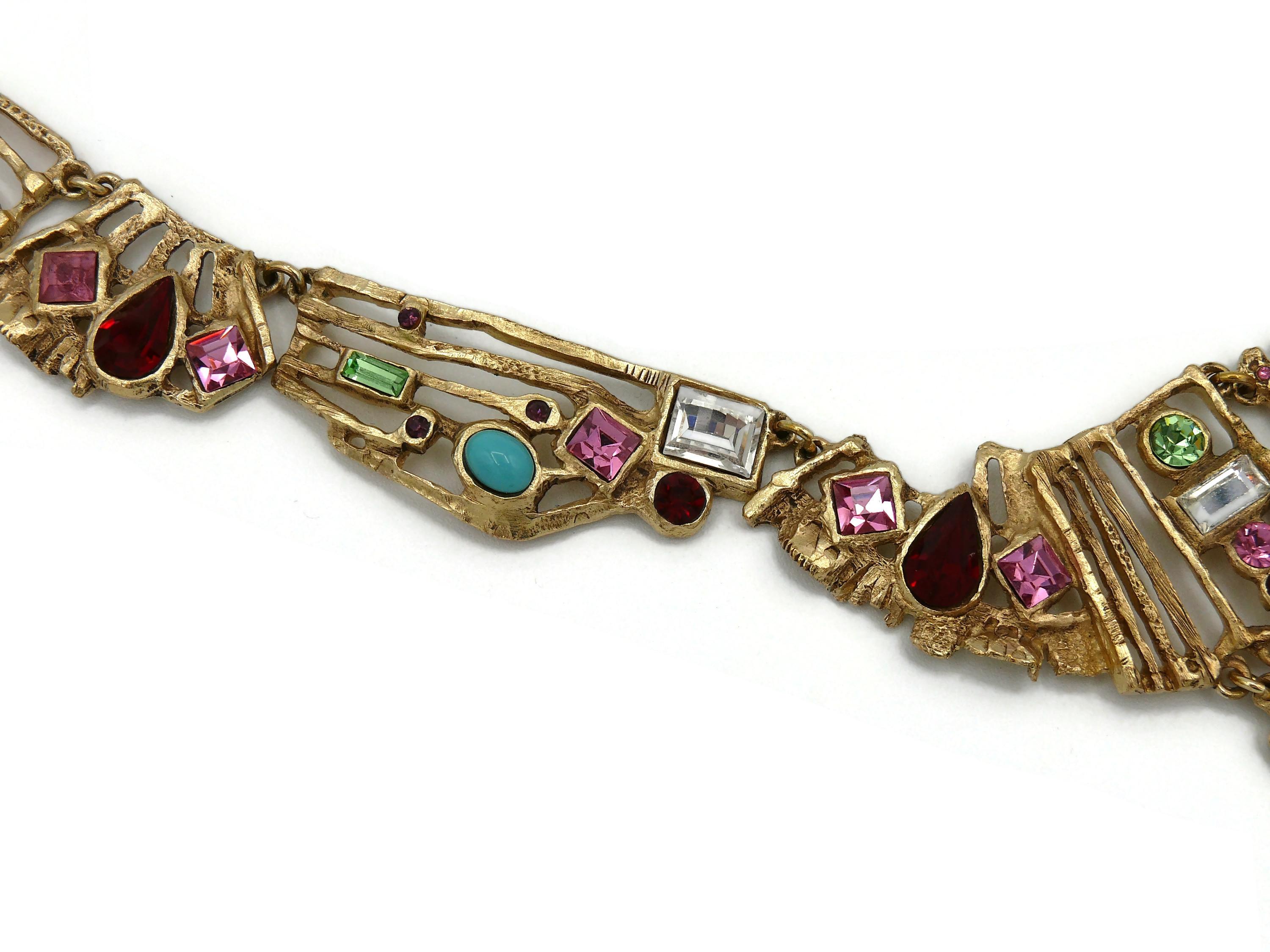 Christian Lacroix Vintage Brutalistische Halskette mit Juwelen in Gold und durchbrochenen Verzierungen im Angebot 2