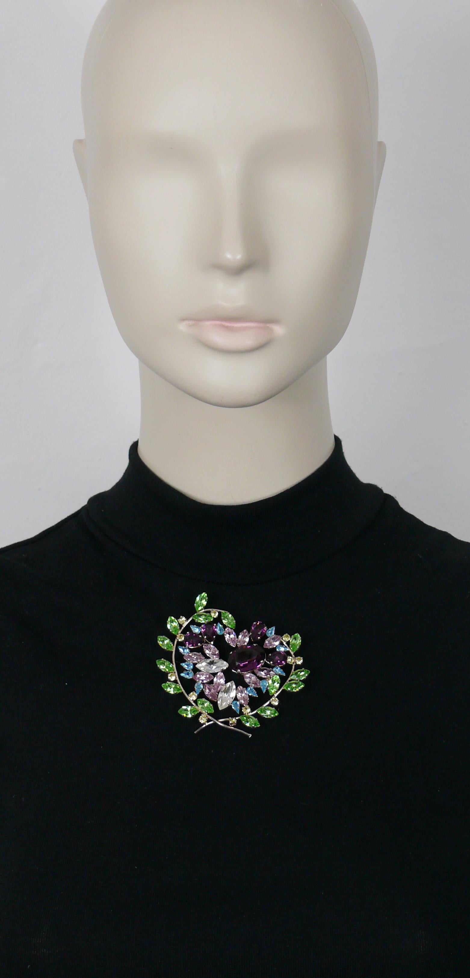 CHRISTIAN LACROIX Vintage Herz Brosche/Anhänger mit einer wunderschönen stilisierten Herzform, die mit mehrfarbigen Kristallen verziert ist.

Silberfarbene Metallbeschläge.

Kann als Brosche oder Anhänger getragen werden.

Gezeichnet CHRISTIAN