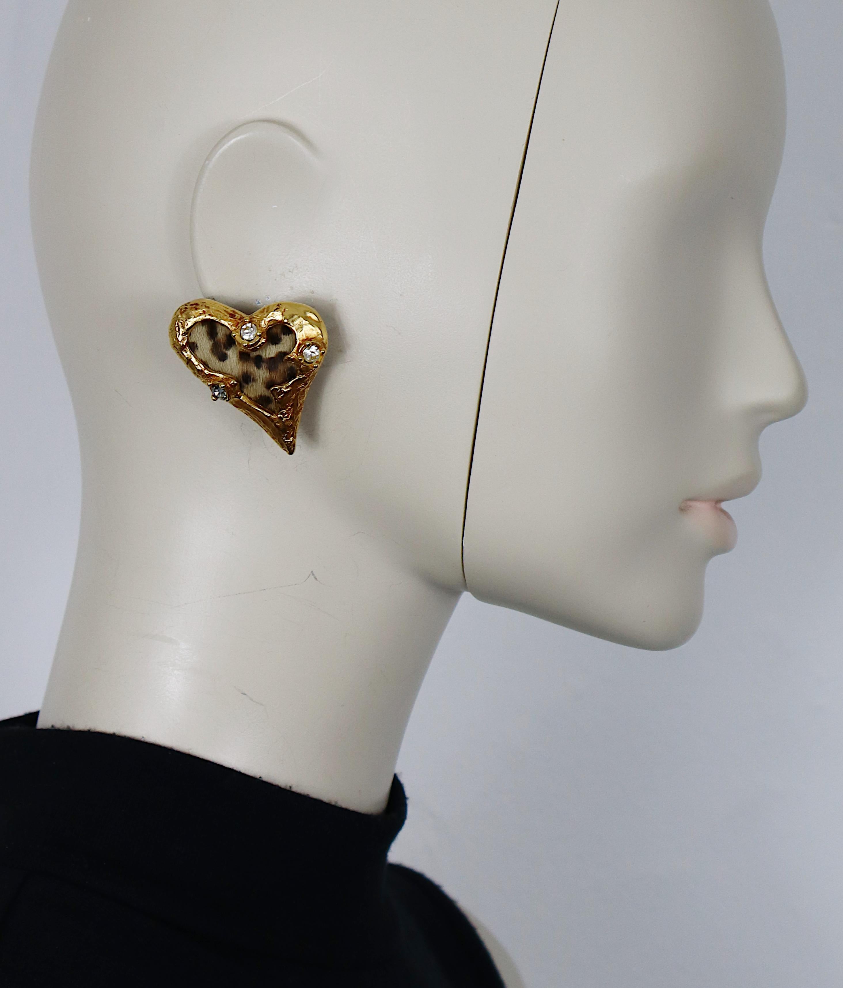 CHRISTIAN LACROIX vintage antiqued and textured gold tone heart shaped clip-on earrings featuring leopard print pony hair and crystal (clear, smoked) embellishement.

Marked CHRISTIAN LACROIX CL Made in France.

Indicative measurements : max. height
