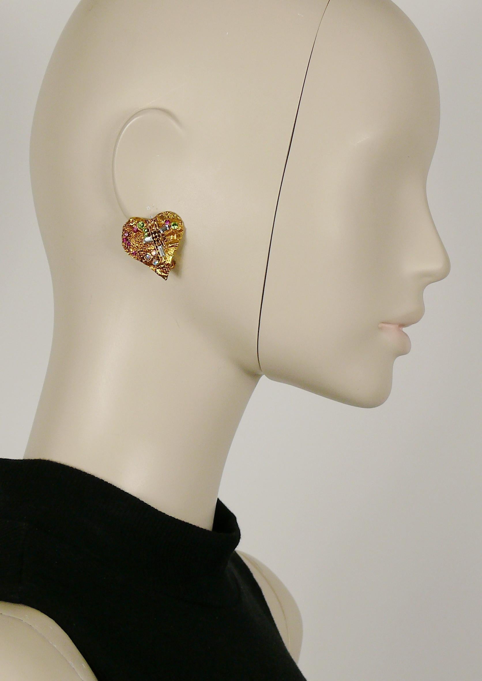 CHRISTIAN LACROIX vintage gold toned textured heart clip-on earrings embellished with multicolored crystals.

Marked CHRISTIAN LACROIX CL Made in France.

Indicative measurements : height approx. 3 cm (1.18 inches) / max. width approx 2.6 cm (1.02