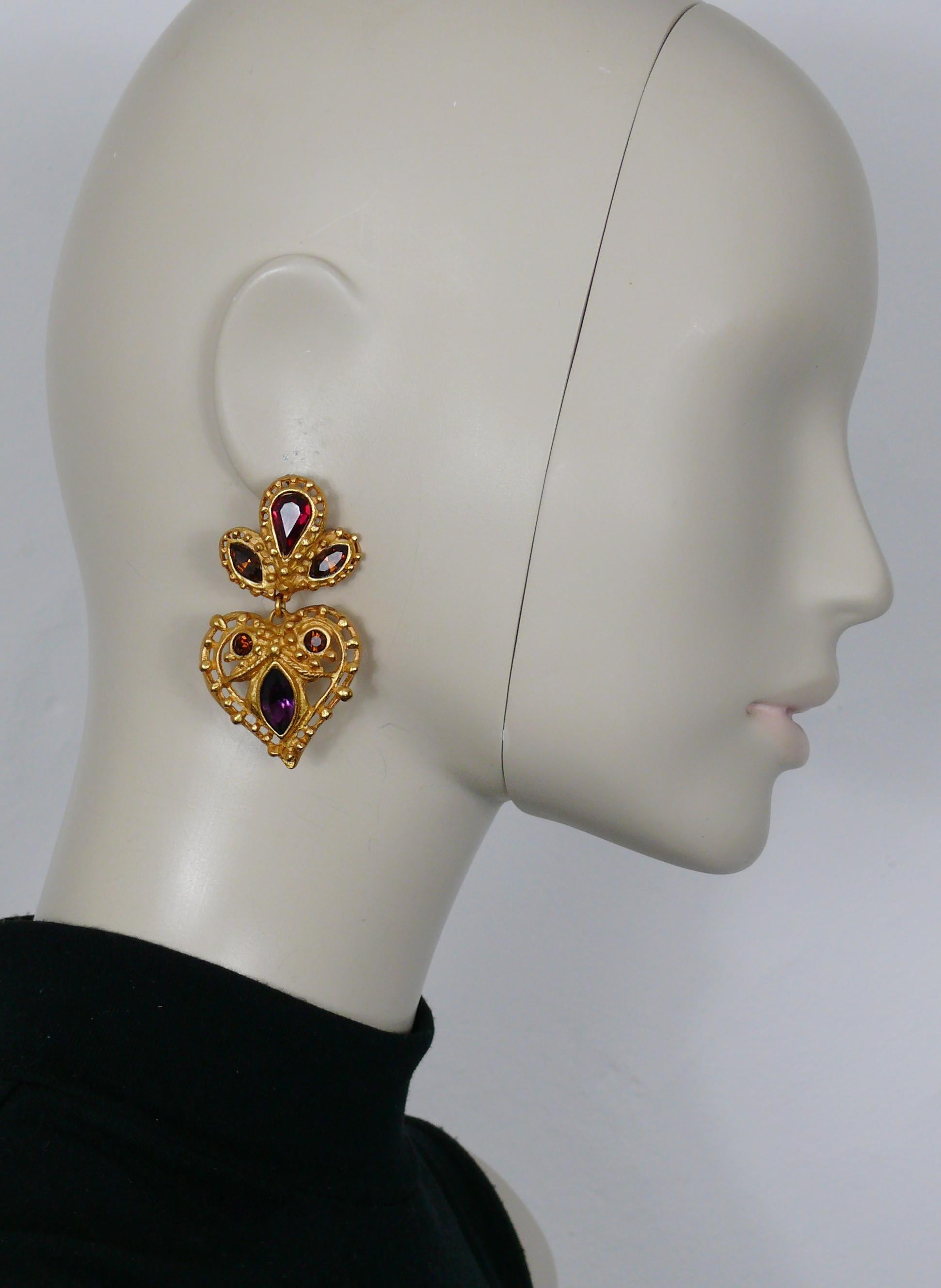 CHRISTIAN LACROIX vintage gold tone heart dangling earrings (clip-on) embellished with multicoloured crystals.

Embossed CHRISTIAN LACROIX CL Made in France.

Indicative measurements : max. height approx. 6.3 cm (2.48 inches) / max. width approx.