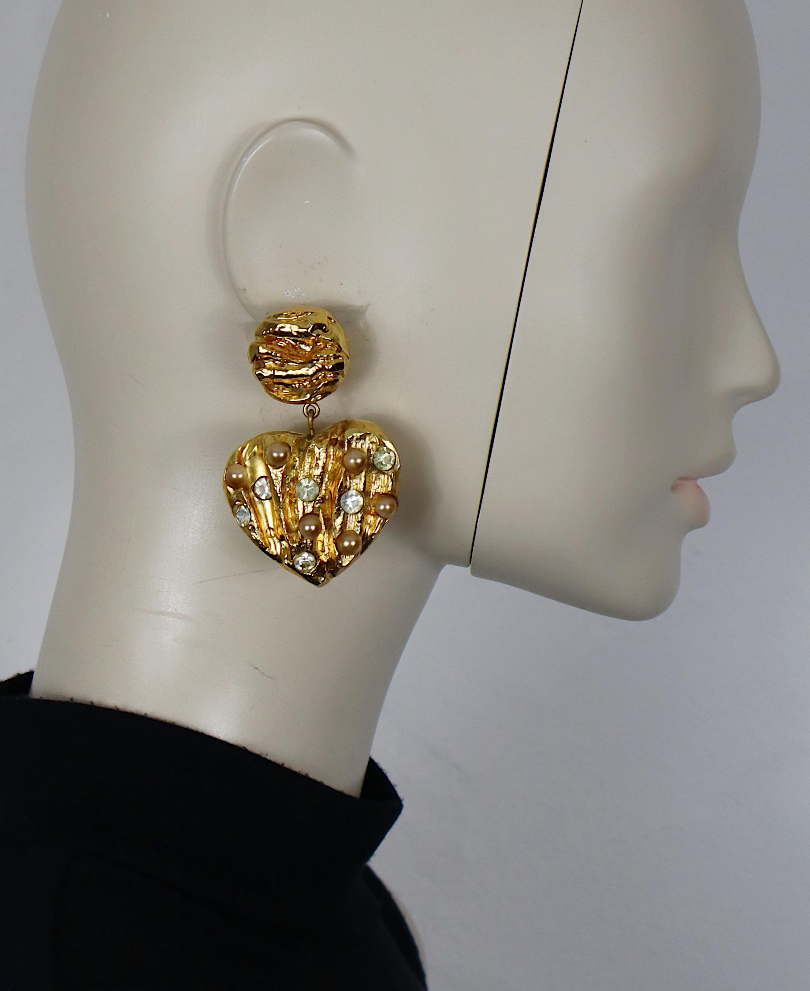 CHRISTIAN LACROIX vintage textured gold tone resin heart shaped dangling earrings (clip-on) embellished with clear crystals and half faux pearls.

Marked CHRISTIAN LACROIX CL Made in France.

Indicative measurements : max. height approx. 6.5 cm