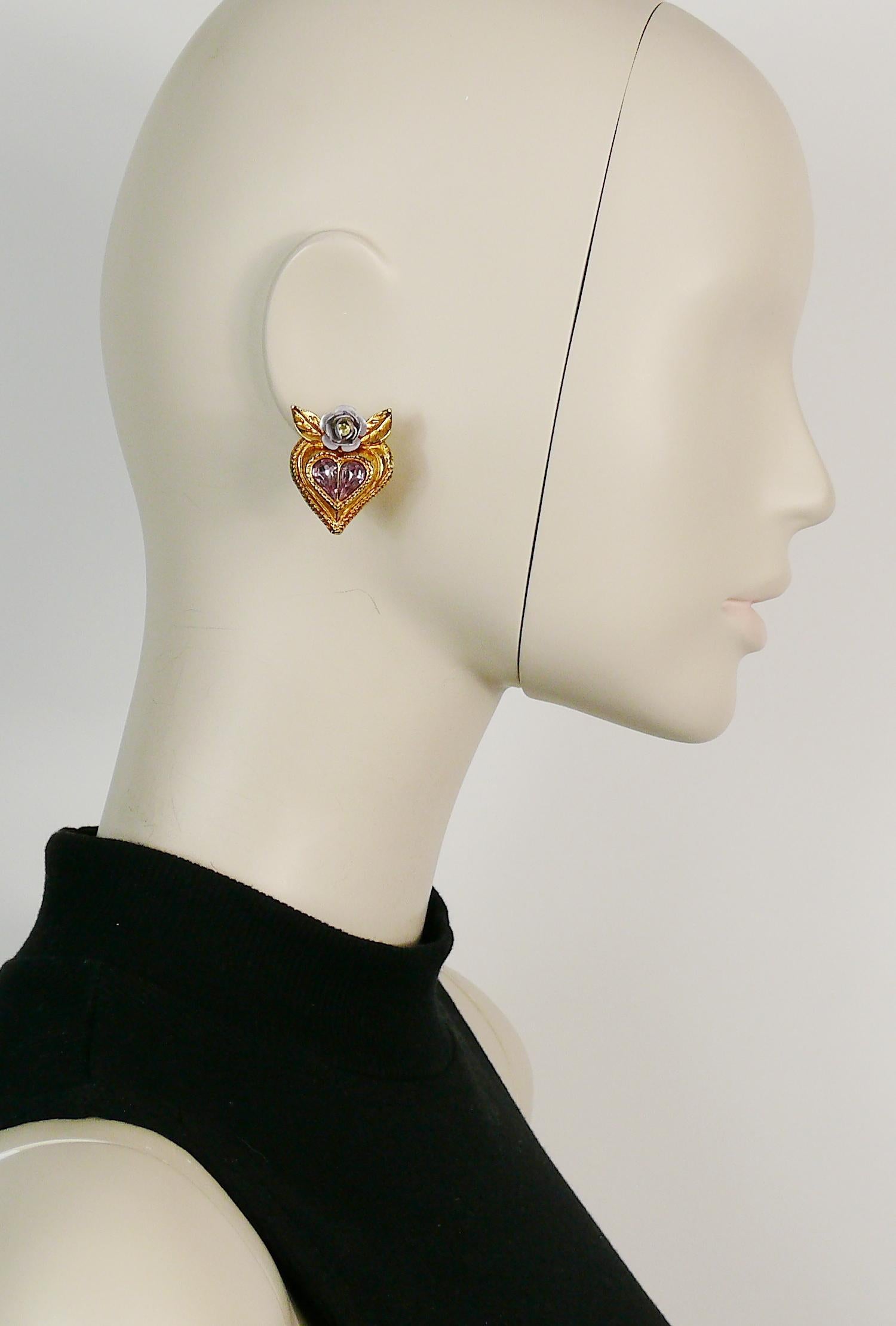 CHRISTIAN LACROIX vintage heart and flower clip-on earrings with crystal and enamel embellishement.

Marked CHRISTIAN LACROIX CL Made in France.

Indicative measurements : max. 3 cm x max. 2.4 cm (1.18 inches x 0.94 inch).

NOTES
- This is a