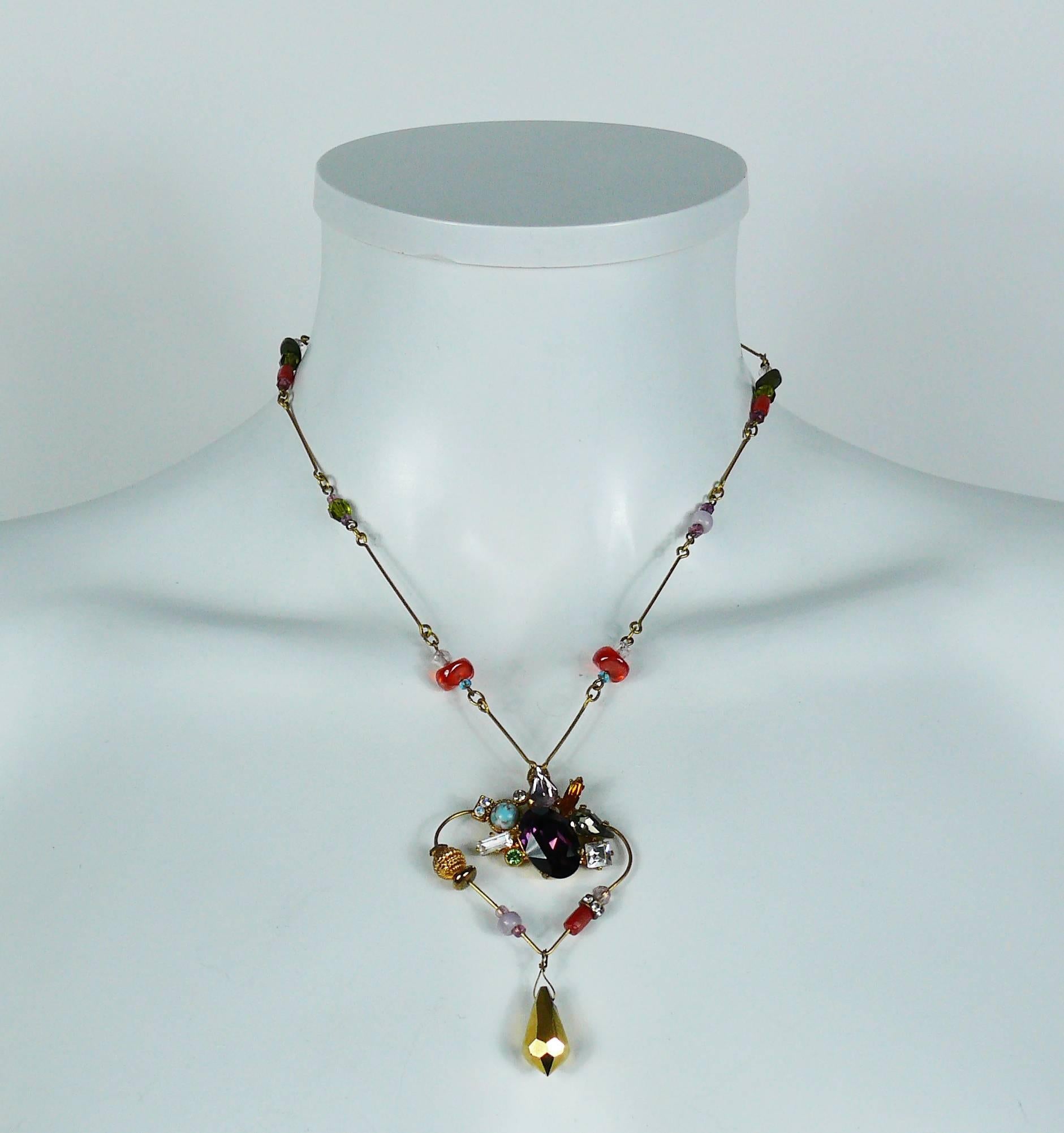 Collana vintage con ciondolo a cuore di CHRISTIAN LACROIX impreziosita da finto turchese, perle di vetro, cristalli multicolori e goccia di vetro sfaccettato color oro.

Marcato CHRISTIAN LACROIX CL Prodotto in Francia.

Misure indicative: lunghezza