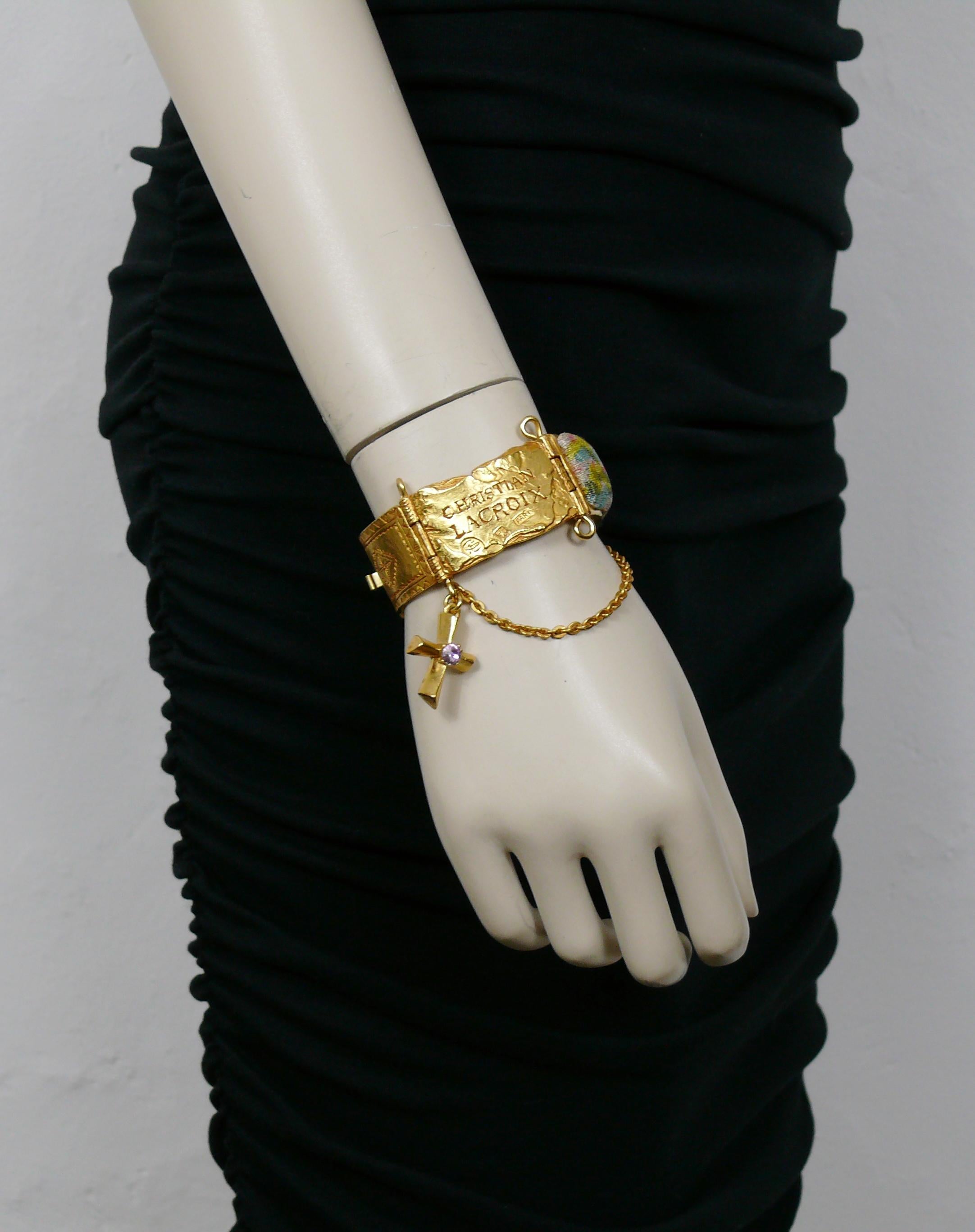 CHRISTIAN LACROIX vintage gold tone bracelet featuring an ID tag link, crystals, links covered with fabrics, chain and cross charm.

Marked CHRISTIAN LACROIX CL Made in France.

Indicative measurements : length approx. 16.5 cm (6.50 inches) / width