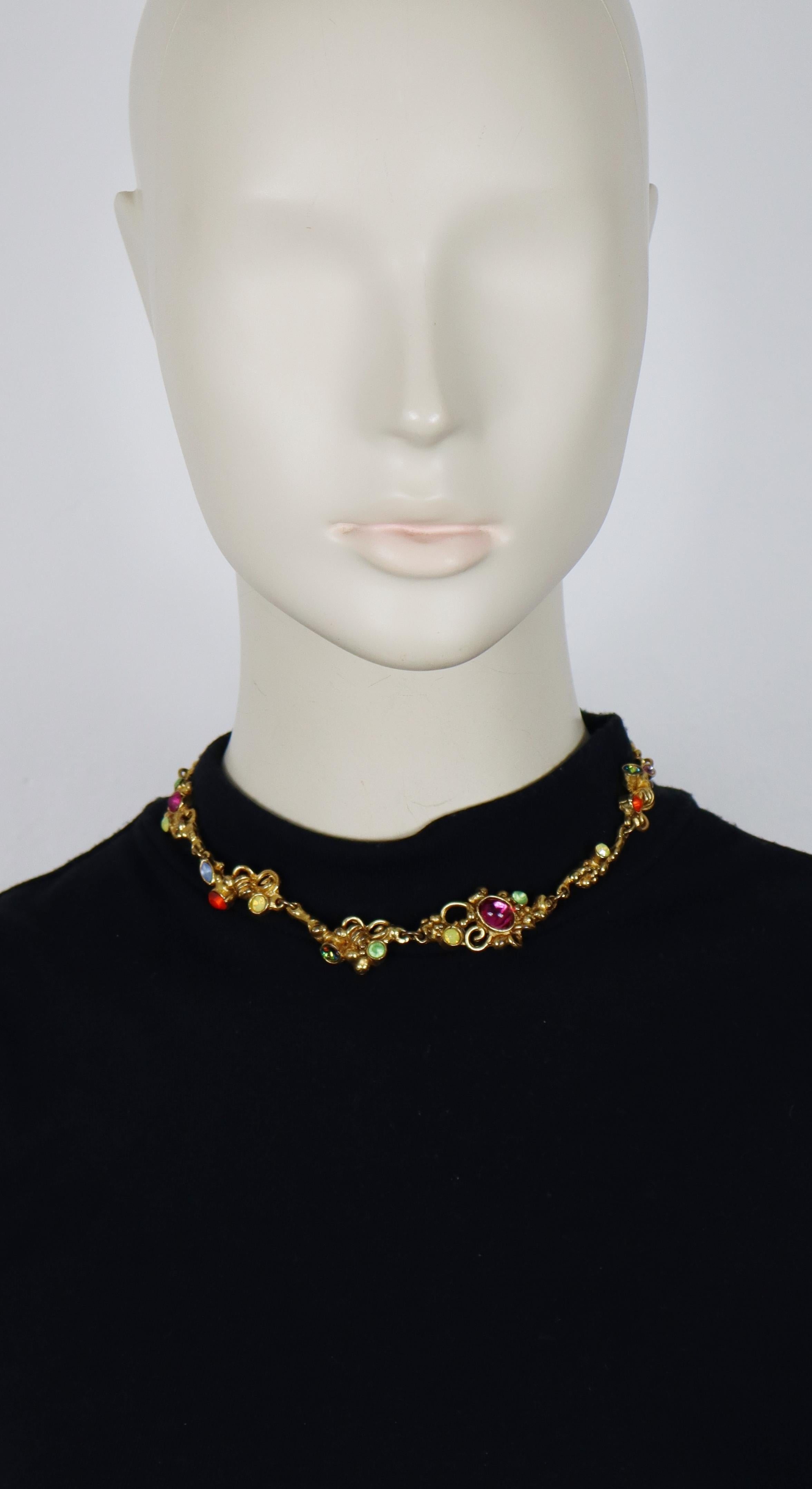 Collar de eslabones CHRISTIAN LACROIX vintage en tono dorado adornado con cabujones de cristal multicolor y cristales.

Cierre basculante.

Con la marca CHRISTIAN LACROIX CL Fabricado en Francia.

Medidas indicativas :  longitud aprox. 38 cm (14,96