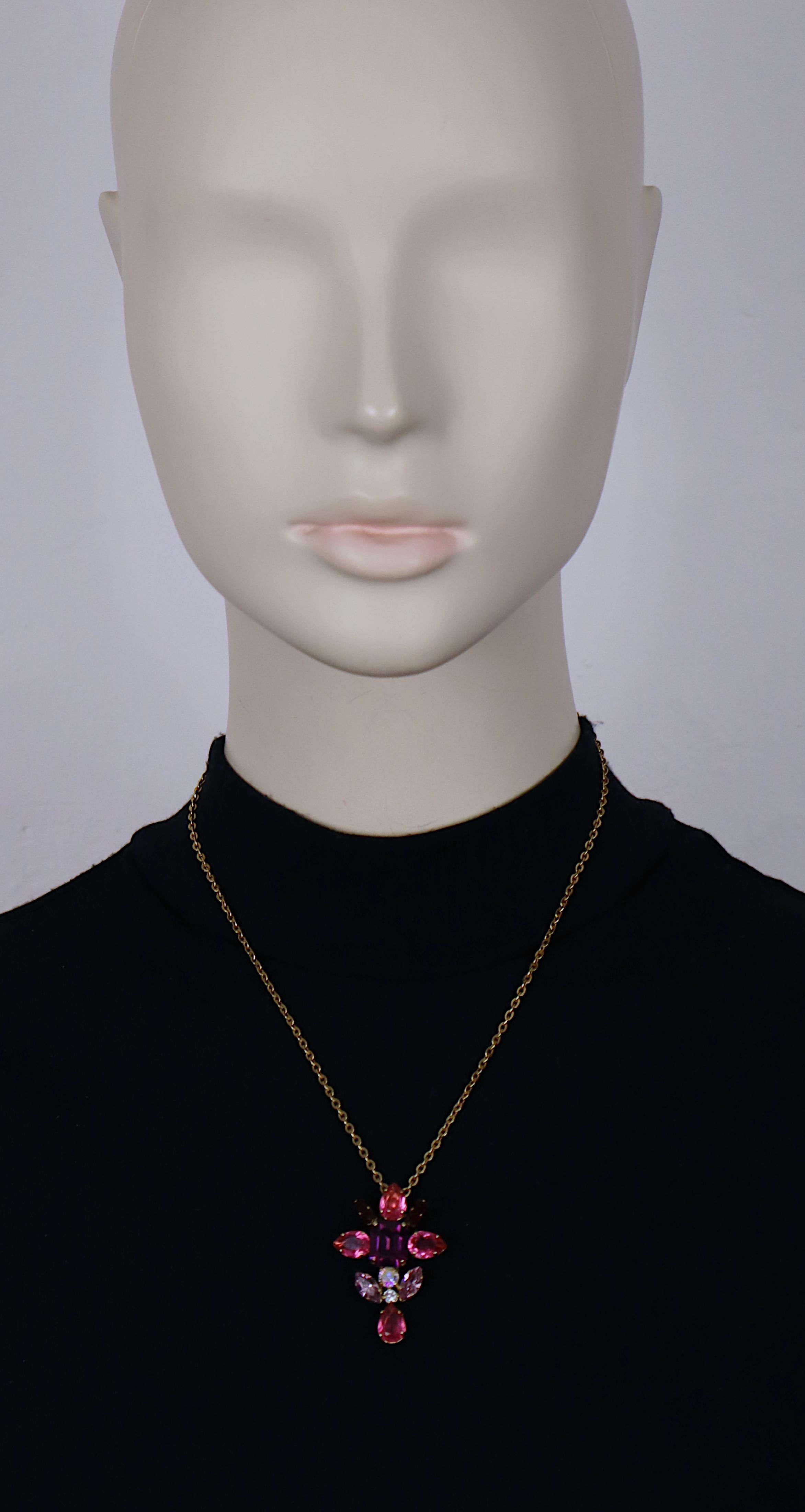CHRISTIAN LACROIX vintage gold tone pendant embellished with multicolor crystals.

Comes with a gold tone chain (unmarked).

Embossed CHRISTIAN LACROIX CL Made in France on the reverse of the pendant.

Indicative measurements :  chain length approx.