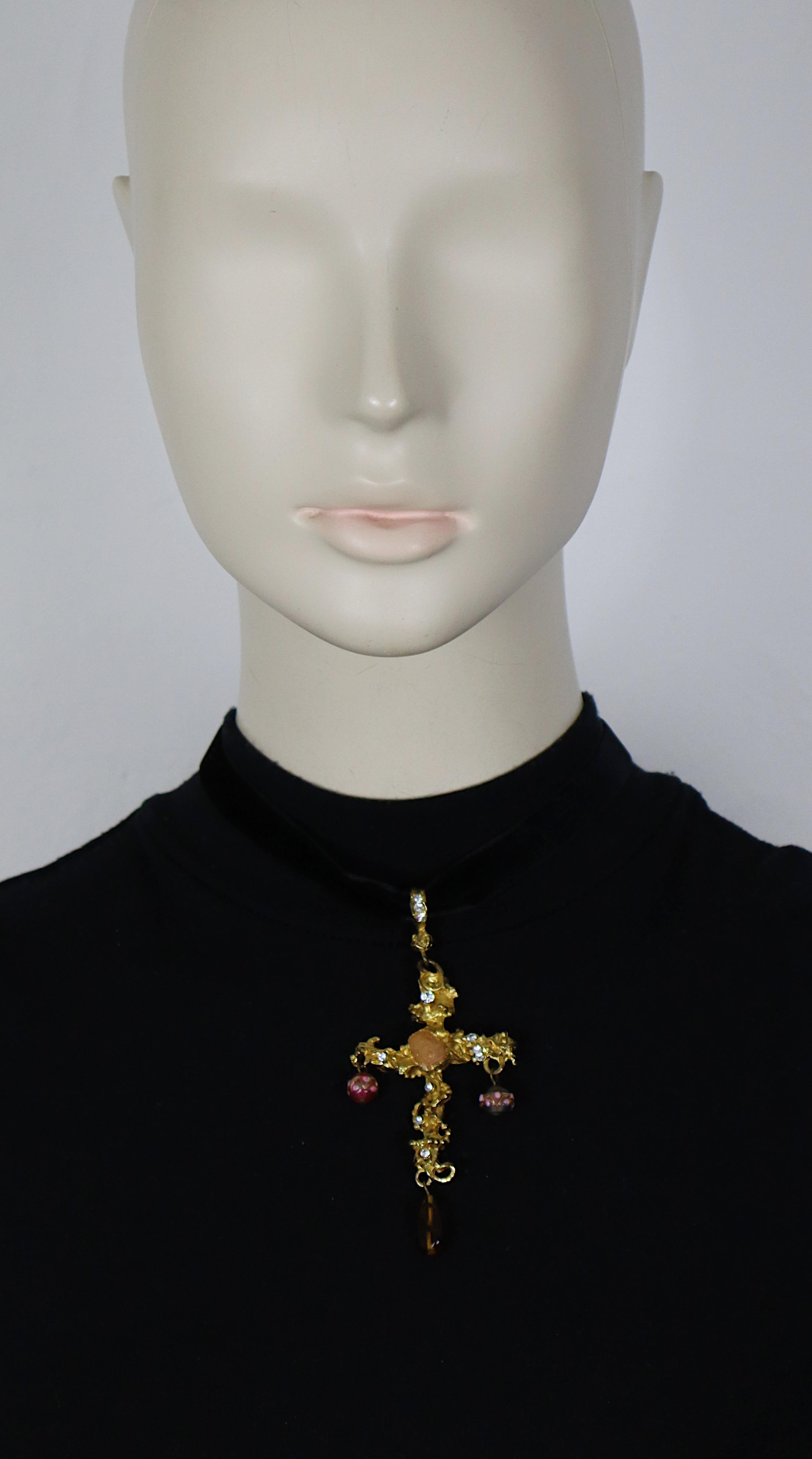 Ciondolo vintage in tonalità oro di CHRISTIAN Lacroix con croce impreziosita da cristalli trasparenti, perline di vetro e una goccia di resina.

Nastro di velluto nero.
Legami intorno al collo.

Christian Lacroix CL Made in France in