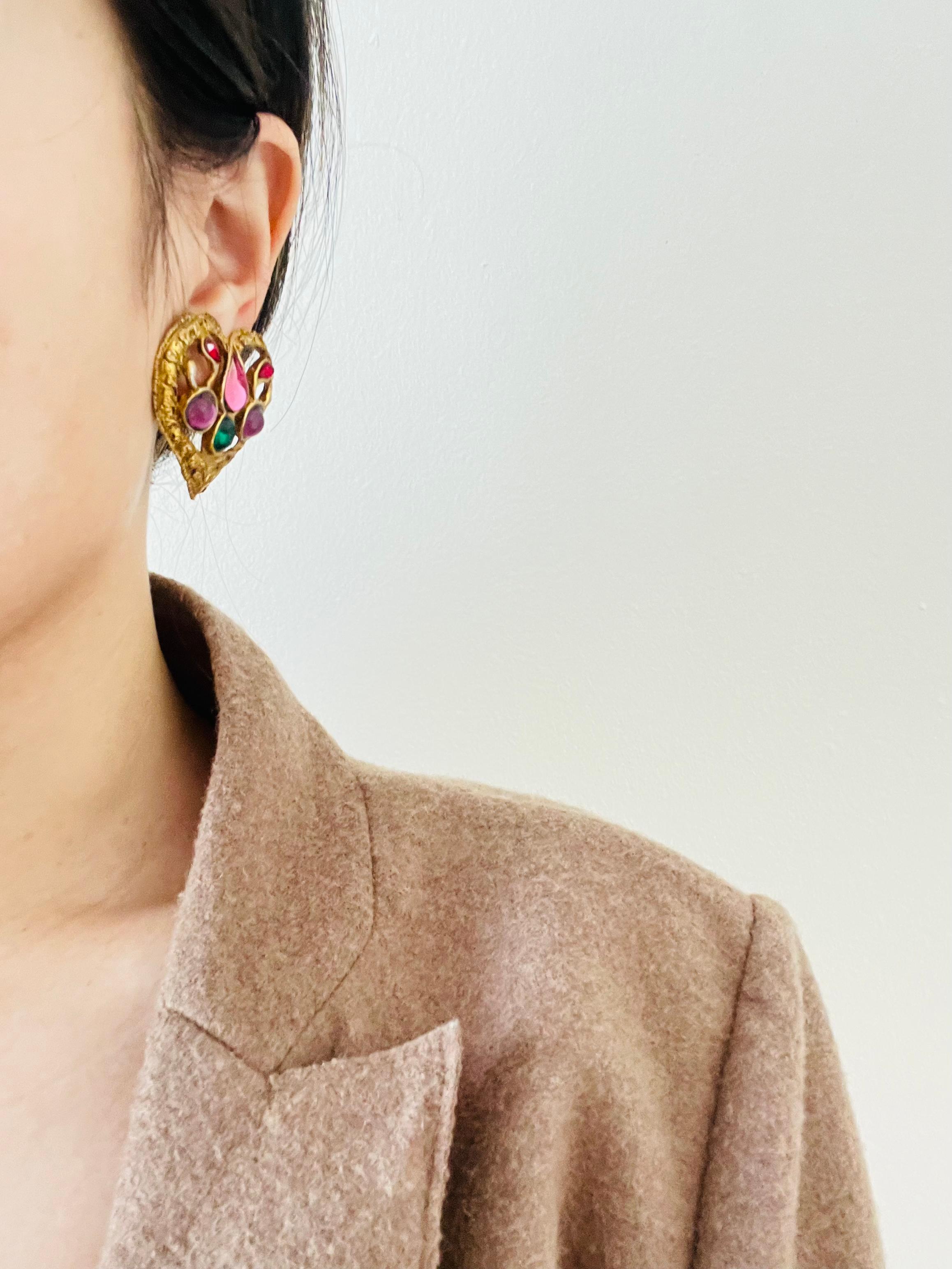 Christian Lacroix Vintage Große durchbrochene Herzohrringe mit Amethyst, Smaragd, Rubin und Rubin im Angebot 2