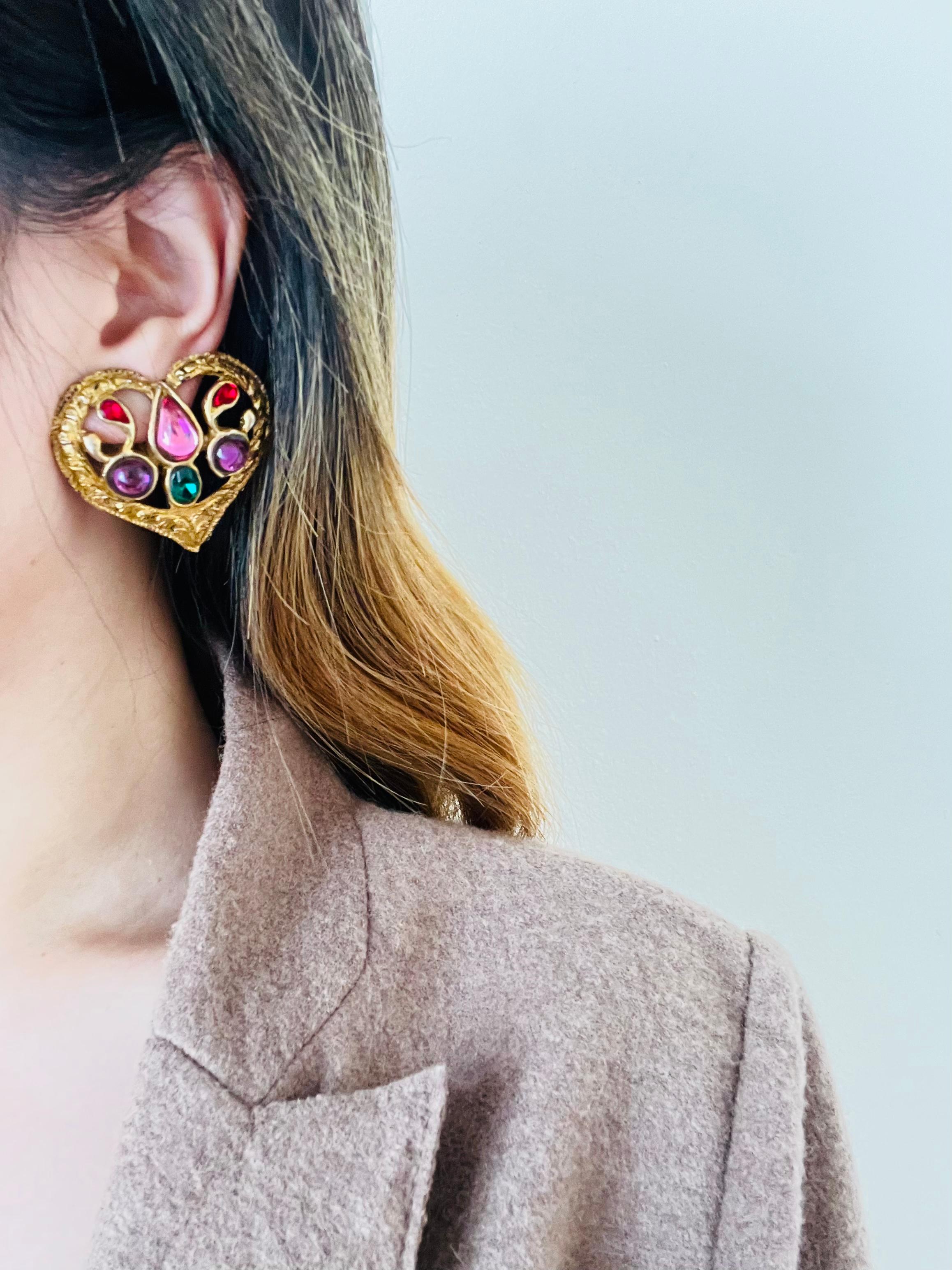 Christian Lacroix Vintage Große durchbrochene Herzohrringe mit Amethyst, Smaragd, Rubin und Rubin im Angebot 3