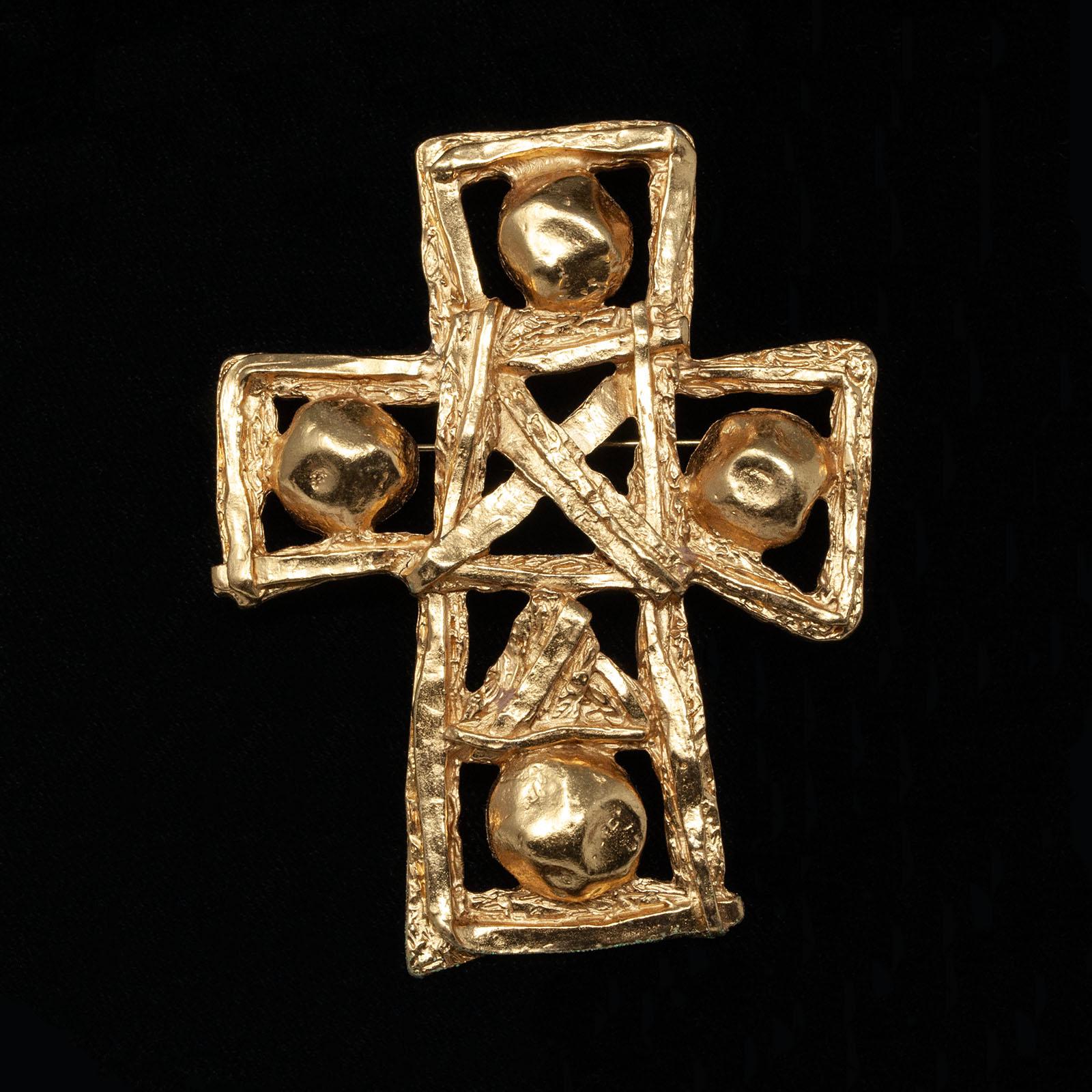 Christian Lacroix Vintage Large Cross Brooch/Pendant

A fabulous brutalist gold-plated openwork cross brooch/pendant by Christian Lacroix Bijoux. Width: 2.68 in (68 mm) Length: 3.39 in (86 mm)

Free shipping within the continental US.


