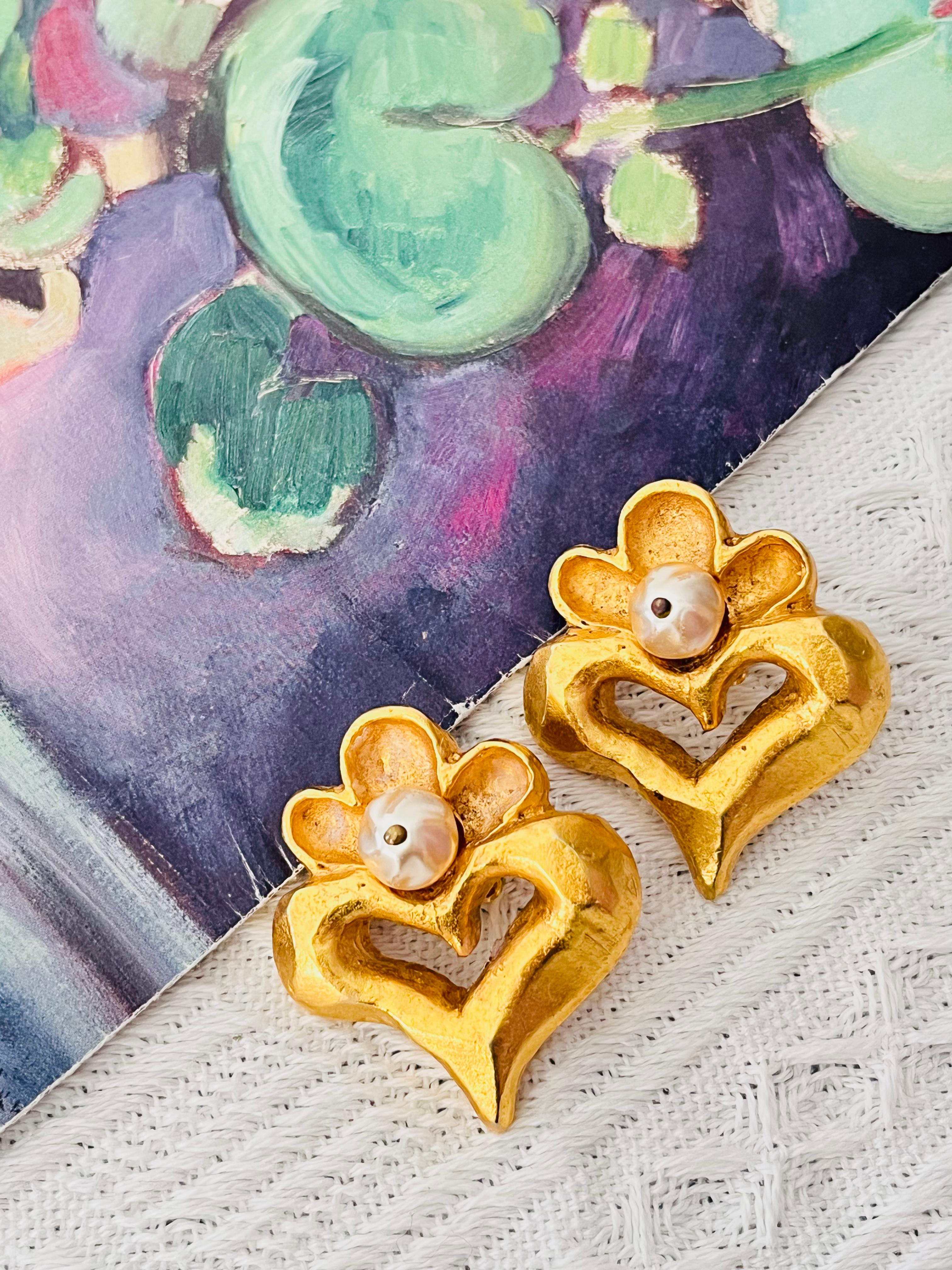 Christian Lacroix Vintage 1980s Large Heart Love White Round Pearl Flower Chunky Statement Clip Earrings, Gold Tone

Very good condition. Light scratches or colour loss, very light peel off at faux pearl. 100% Genuine. 

Very beautiful. Rare to