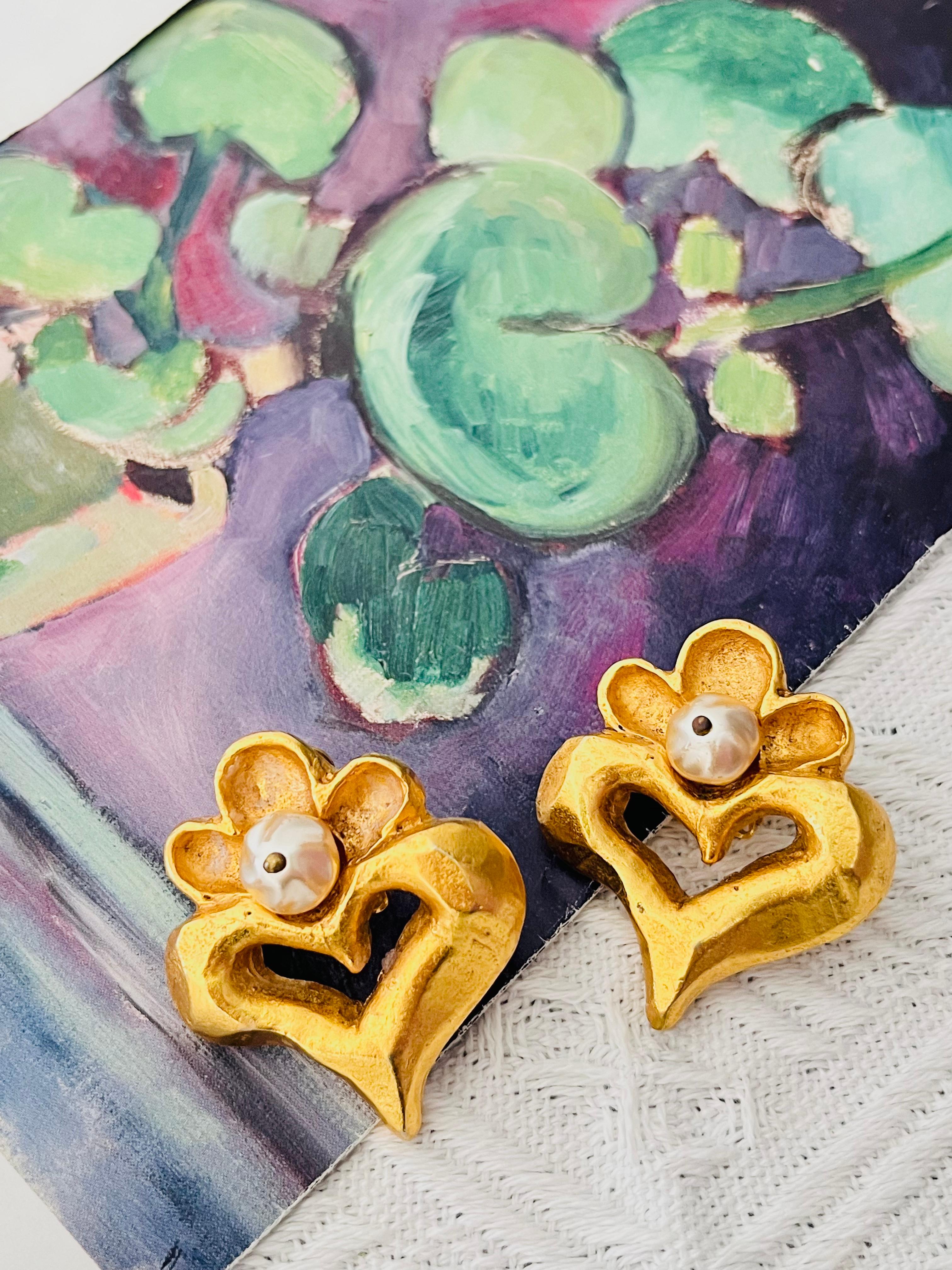 Christian Lacroix Vintage Large Heart Love White Pearl Flower Chunky Earrings In Good Condition For Sale In Wokingham, England
