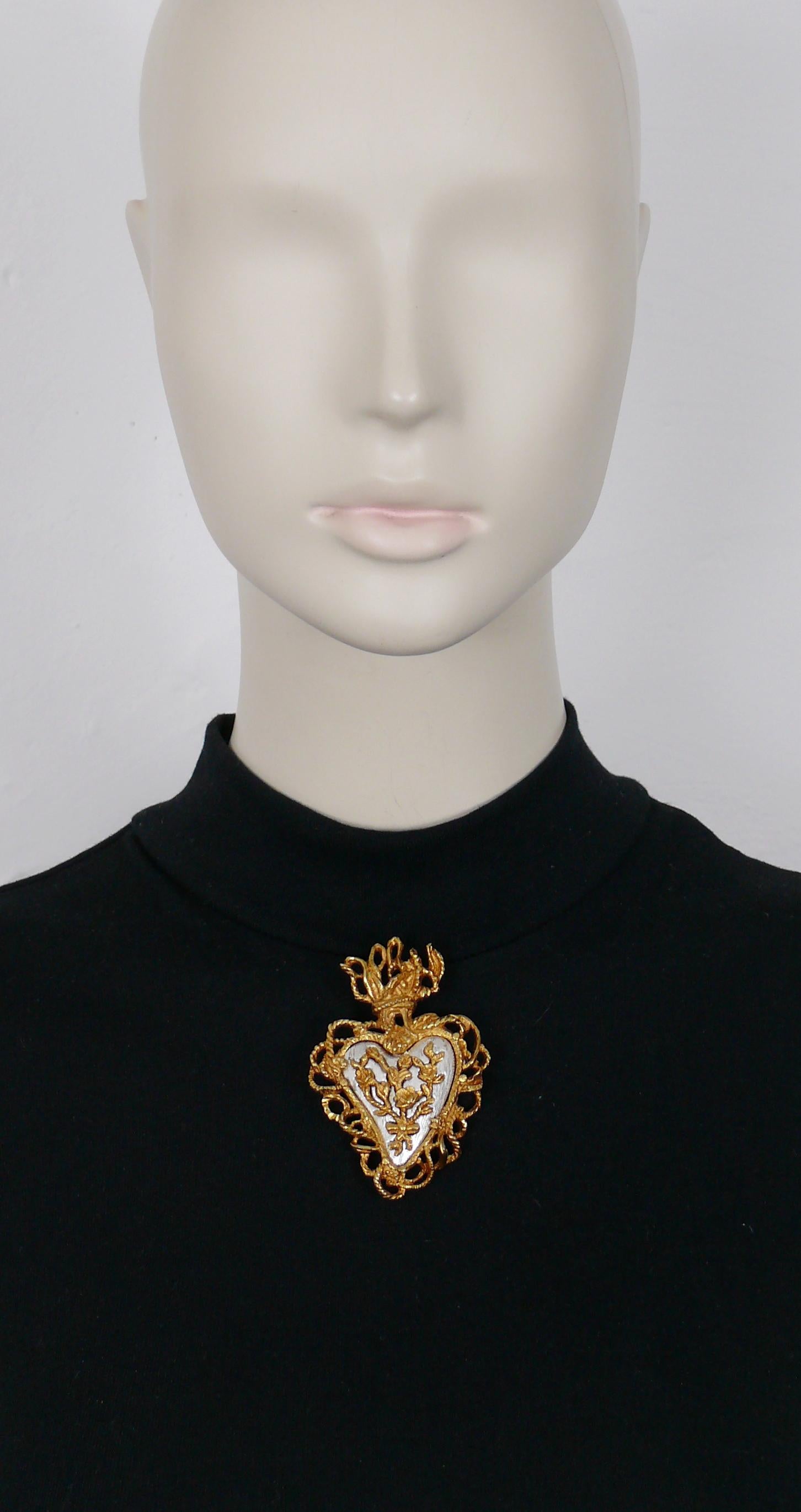 CHRISTIAN LACROIX Vintage-Brosche in zwei Farben mit einem barocken, flammenden Herzen.

Limitierte Auflage für Weihnachten 1997.

Geprägtes CHRISTIAN LACROIX CL Made in France und Noël 97.

Ungefähre Maße: ca. 7,4 cm x 4,9 cm (2,91 Zoll x 1,93