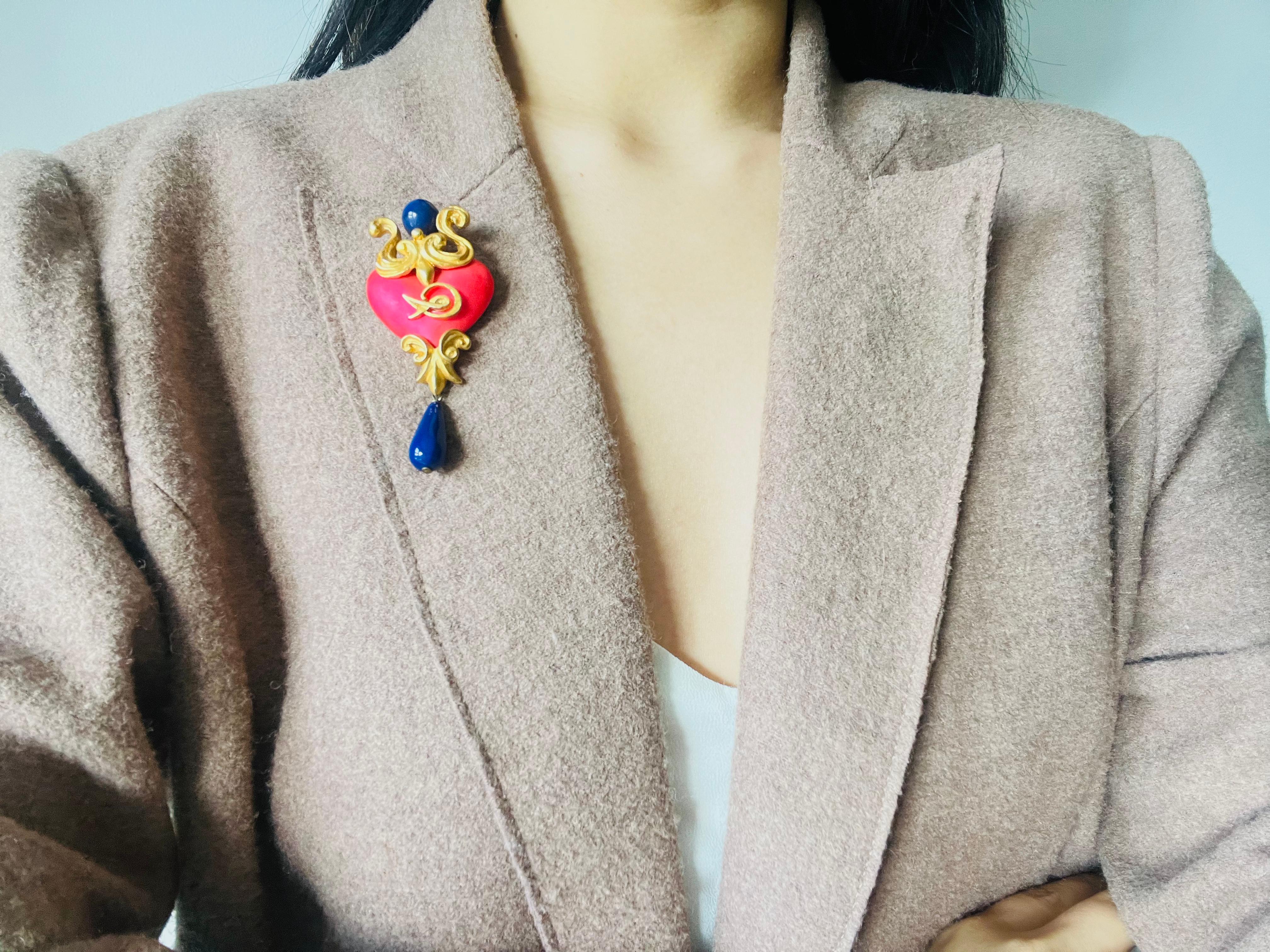 Christian Lacroix Vintage Logo Heart Fluorescent Pink Navy Water Drop Brooch (Broche goutte d'eau) en vente 2