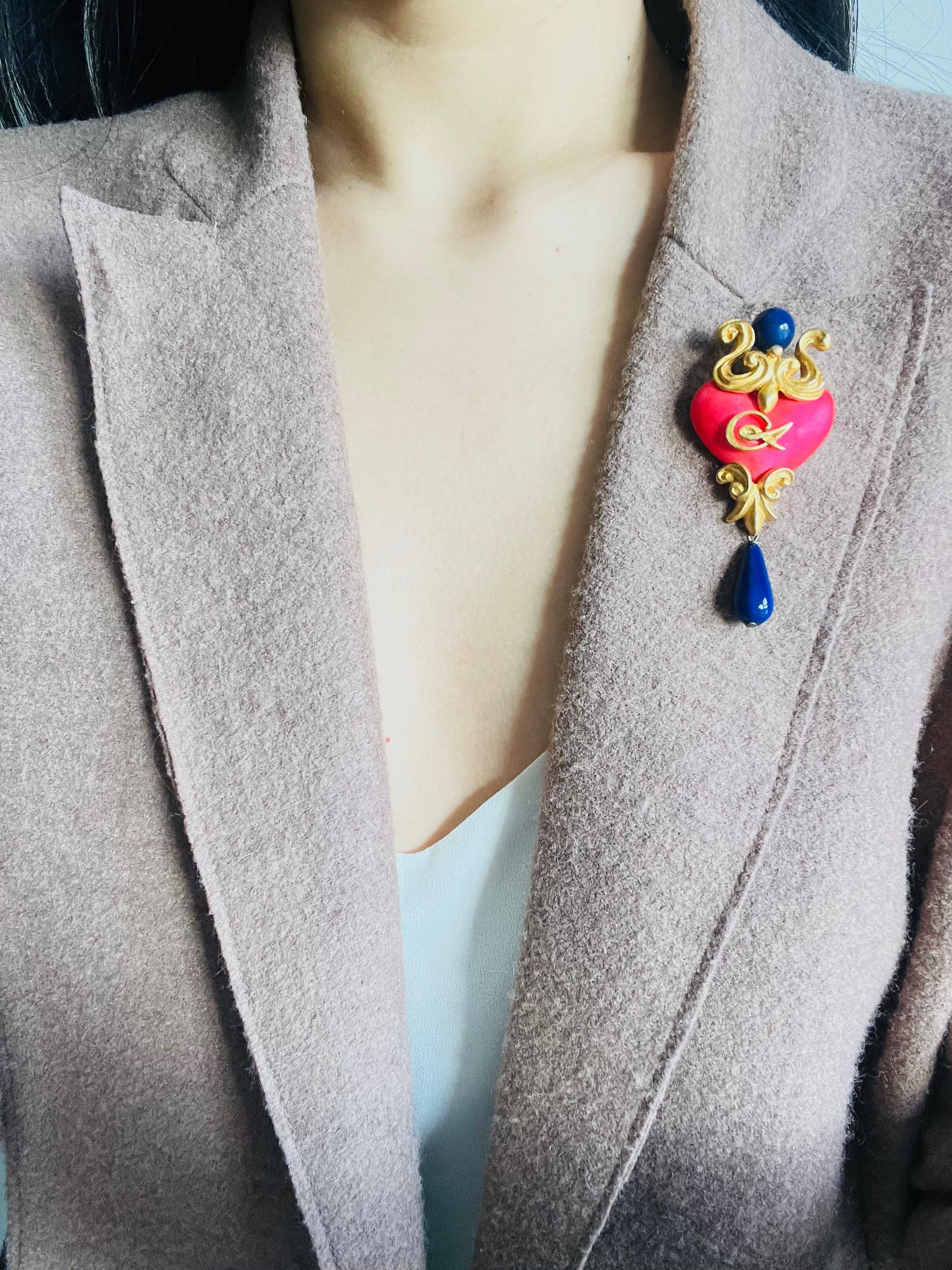 Christian Lacroix Vintage Logo Heart Fluorescent Pink Navy Water Drop Brooch (Broche goutte d'eau) en vente 4