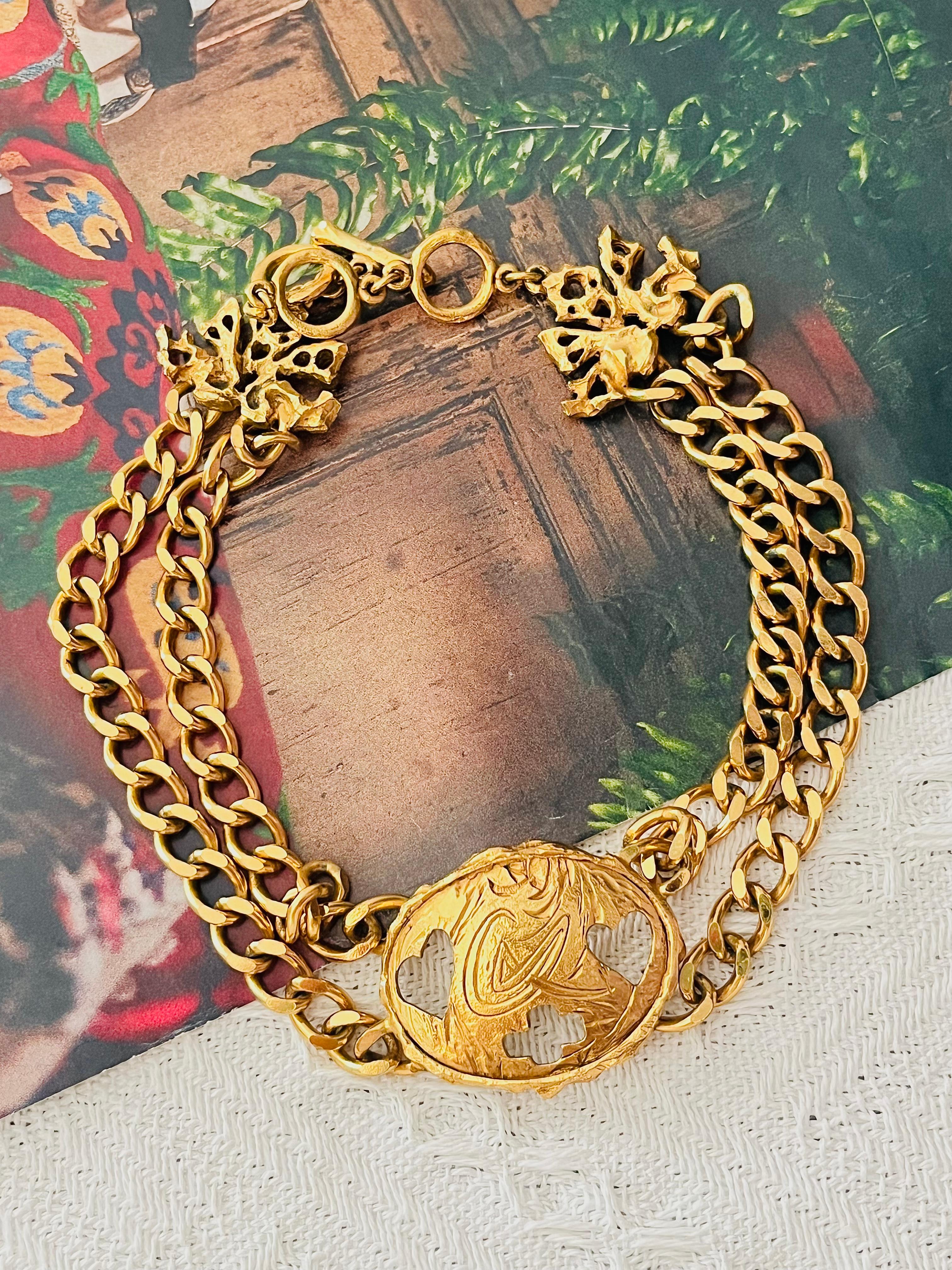 Christian Lacroix Vintage Unisexe Large Logo Oval Heart Cross Openwork Pendentif Double Layers Strands Omega Linked Modernist Abstract Flower Choker Collar, Gold Plated

Très bon état. Il peut y avoir de légères rayures ou une perte de couleur, à
