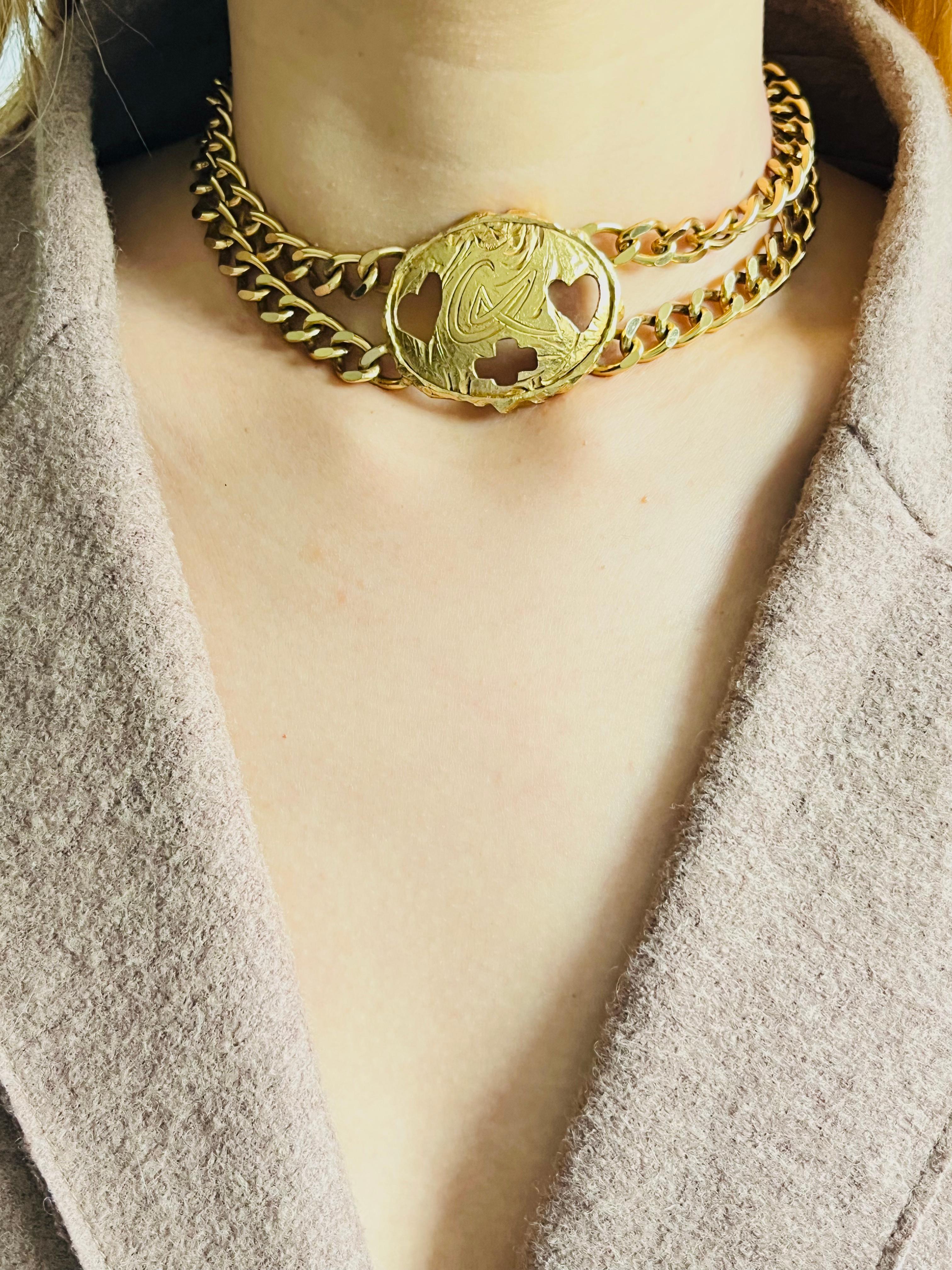 Collier ras du cou double couche avec logo Vintage Lacroix, cœur ovale et croix Unisexe en vente