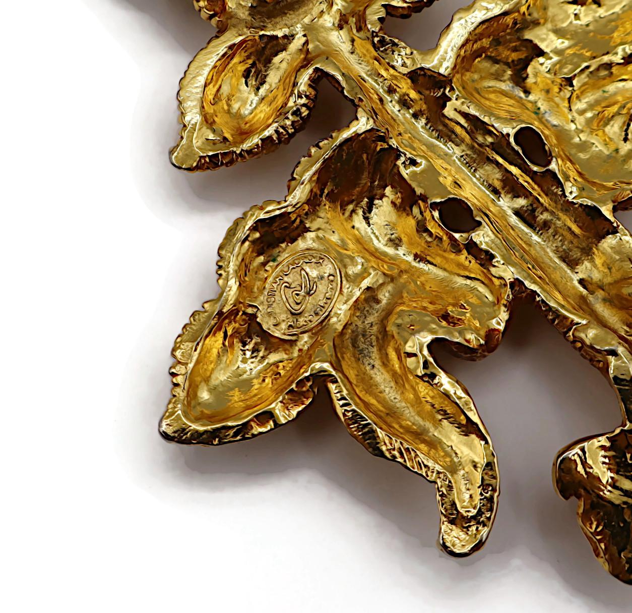 CHRISTIAN LACROIX Collana con ciondolo a croce barocca massiccia d'epoca in tonalità oro in vendita 13