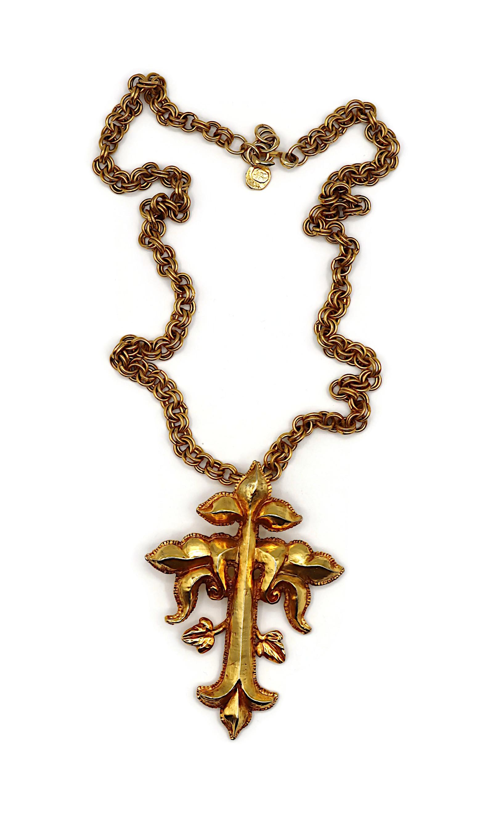 CHRISTIAN LACROIX Collana con ciondolo a croce barocca massiccia d'epoca in tonalità oro In condizioni buone in vendita a Nice, FR