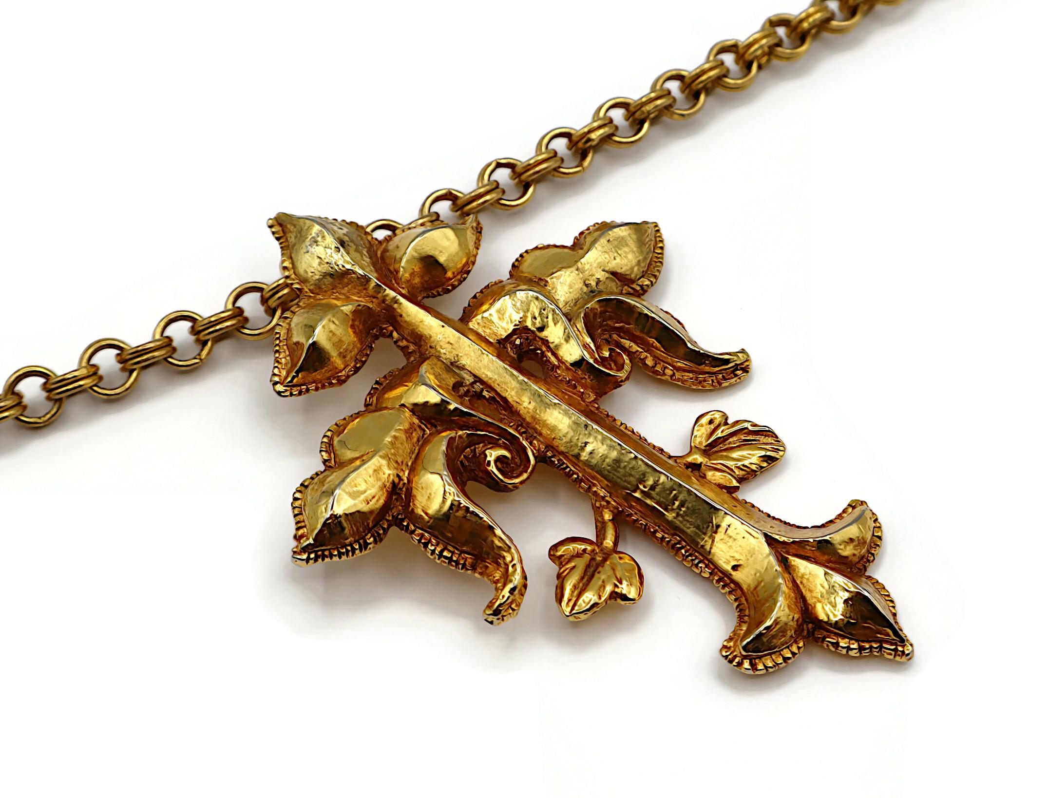 CHRISTIAN LACROIX Collana con ciondolo a croce barocca massiccia d'epoca in tonalità oro in vendita 3