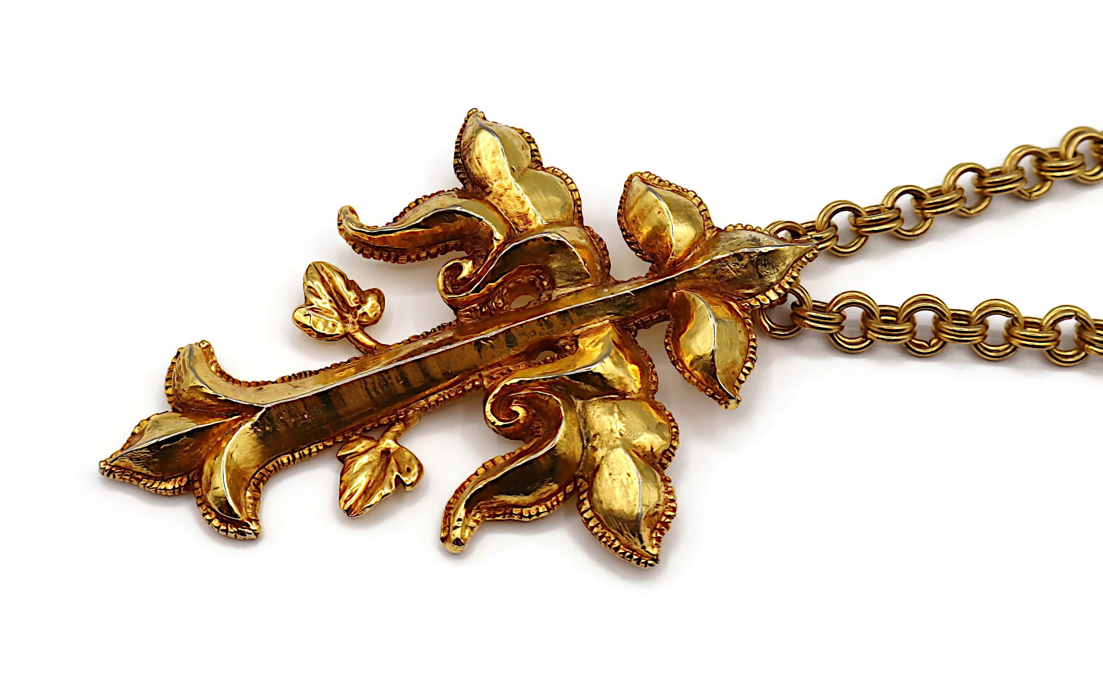 CHRISTIAN LACROIX Collana con ciondolo a croce barocca massiccia d'epoca in tonalità oro in vendita 5