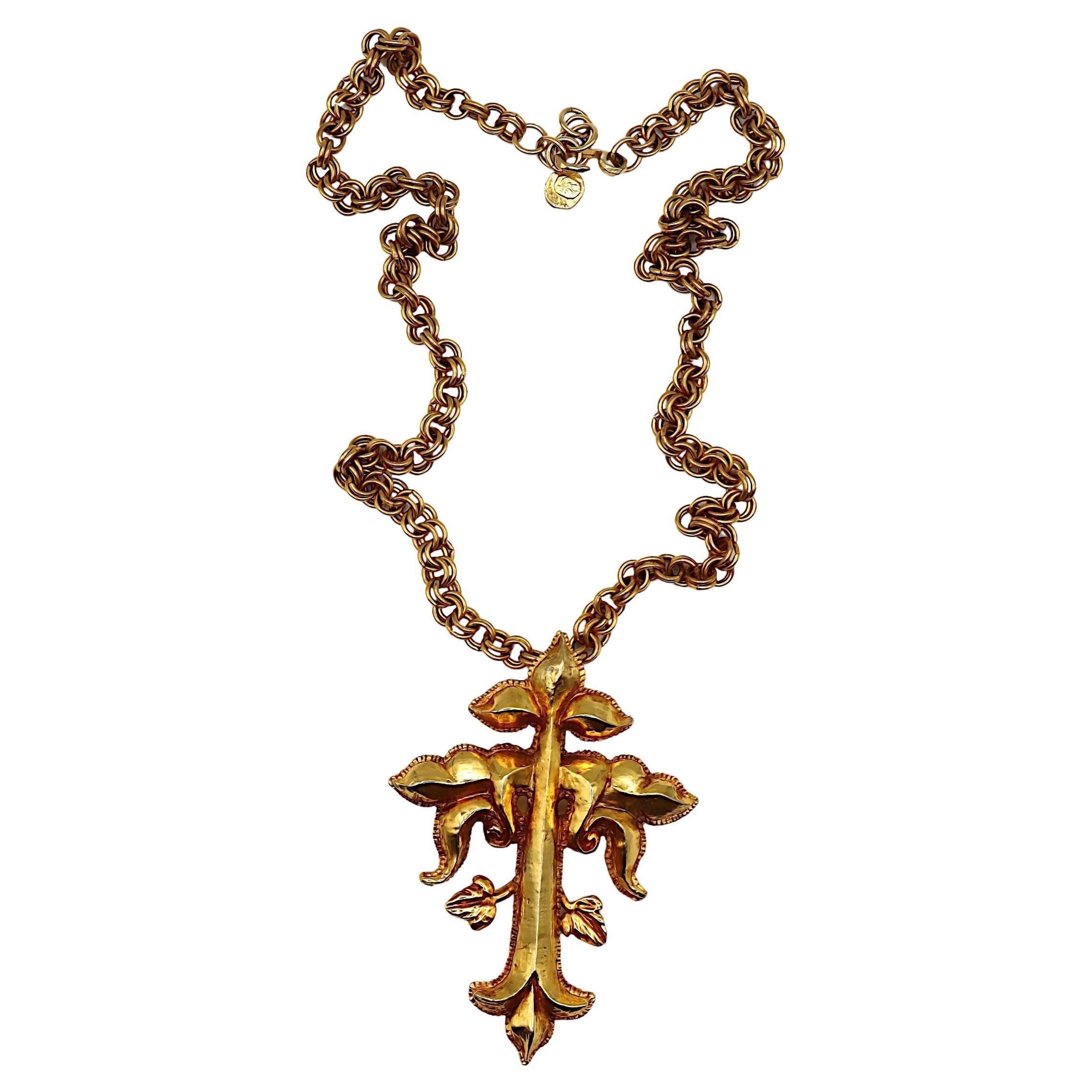 CHRISTIAN LACROIX Collana con ciondolo a croce barocca massiccia d'epoca in tonalità oro
