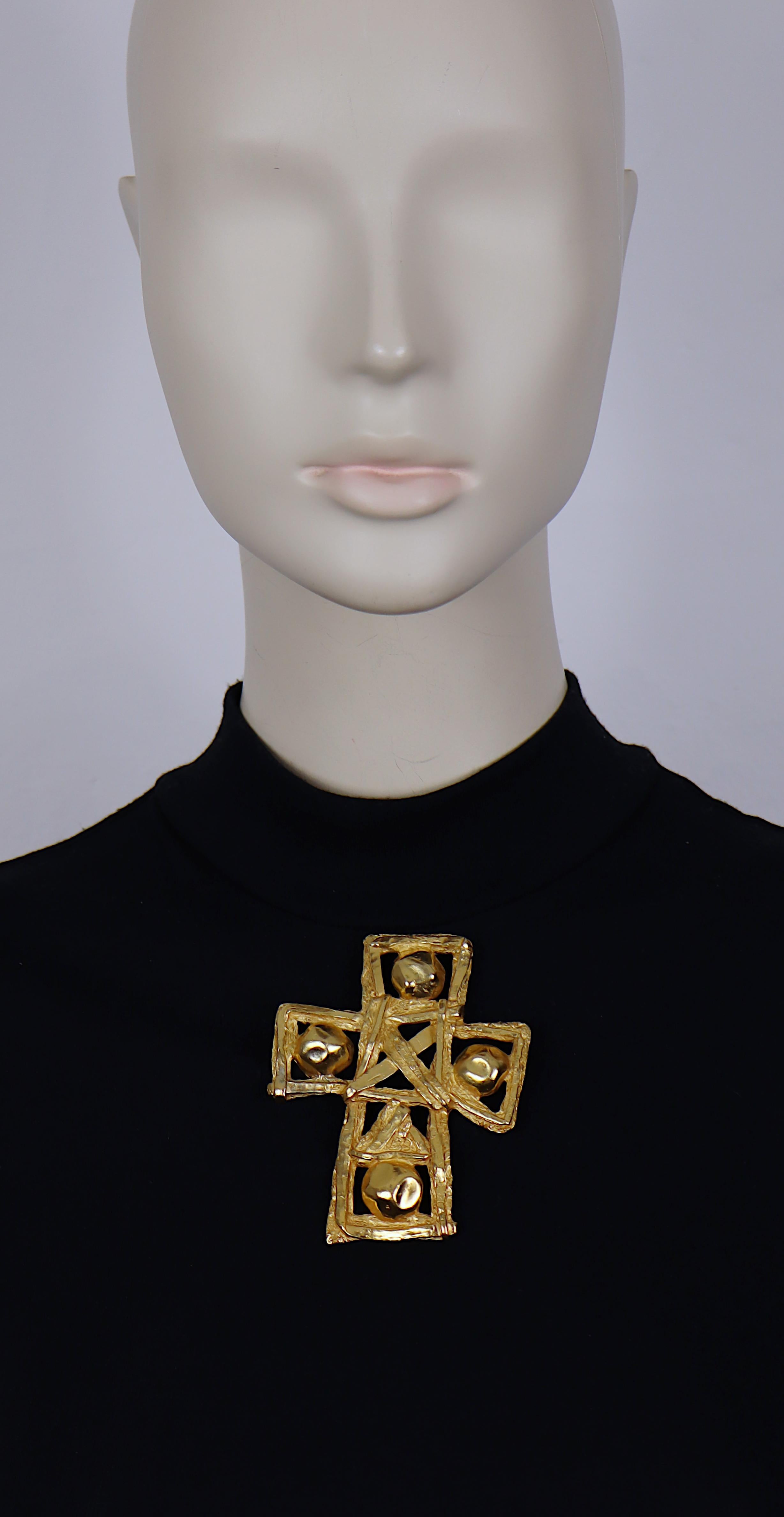 CHRISTIAN LACROIX vintage brooch/pendant featuring a massive gold toned openwork cross.

Marked CHRISTIAN LACROIX CL Made in France.

Indicative measurements : max. height approx. 9 cm (3.54 inches) / max. width approx. 7.1 cm (2.80