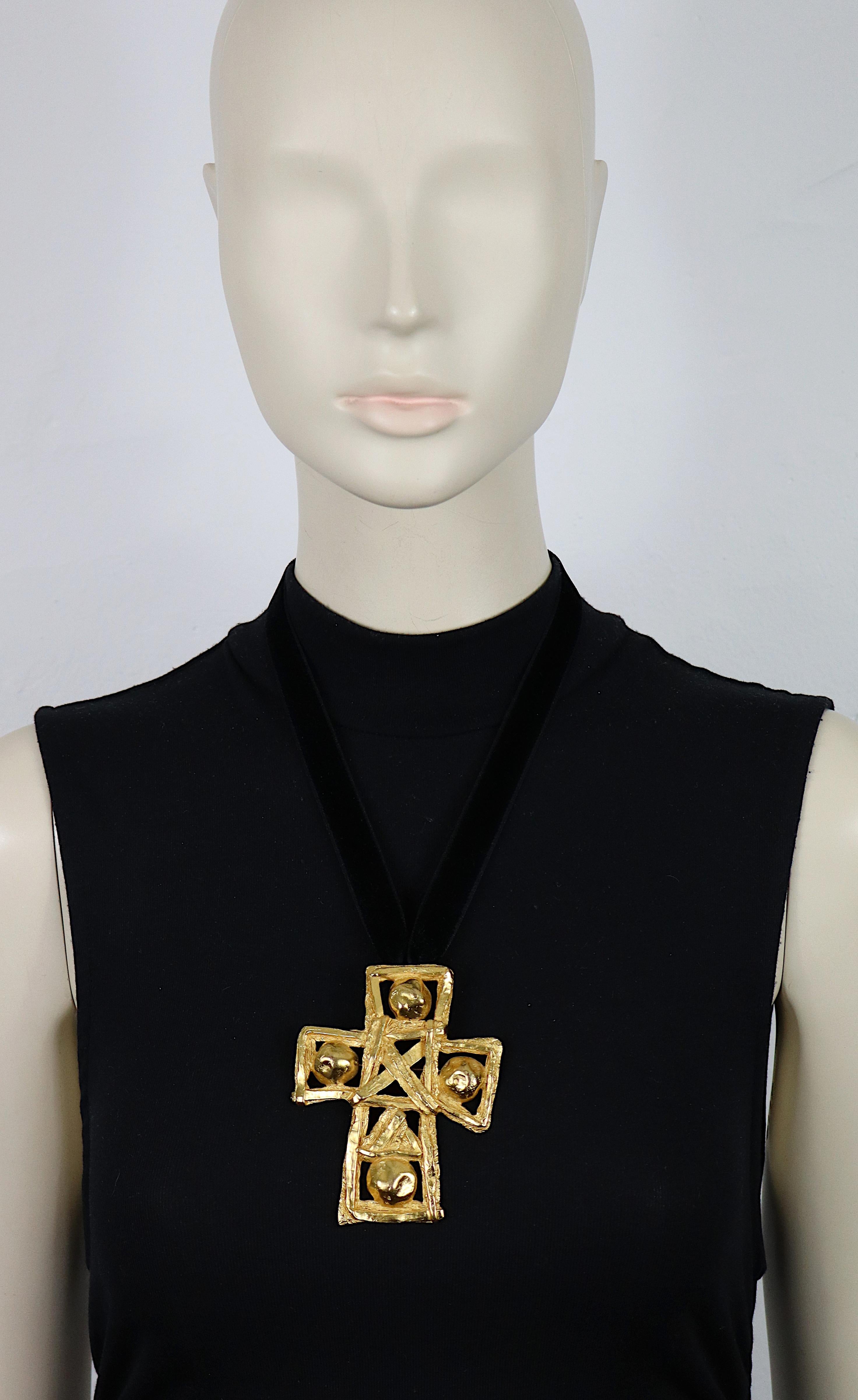 CHRISTIAN LACROIX Broche/pendentif vintage en forme de croix en or massif en vente 3