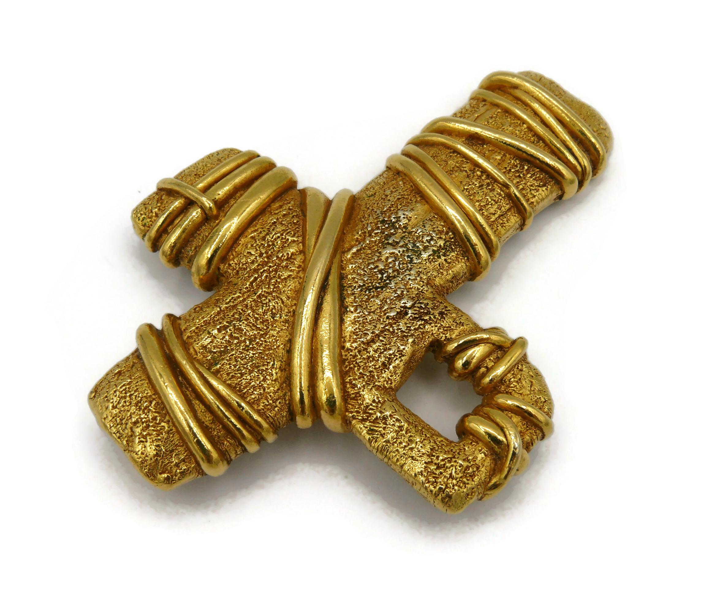 CHRISTIAN LACROIX Pendentif vintage en forme de croix en or massif en vente 3
