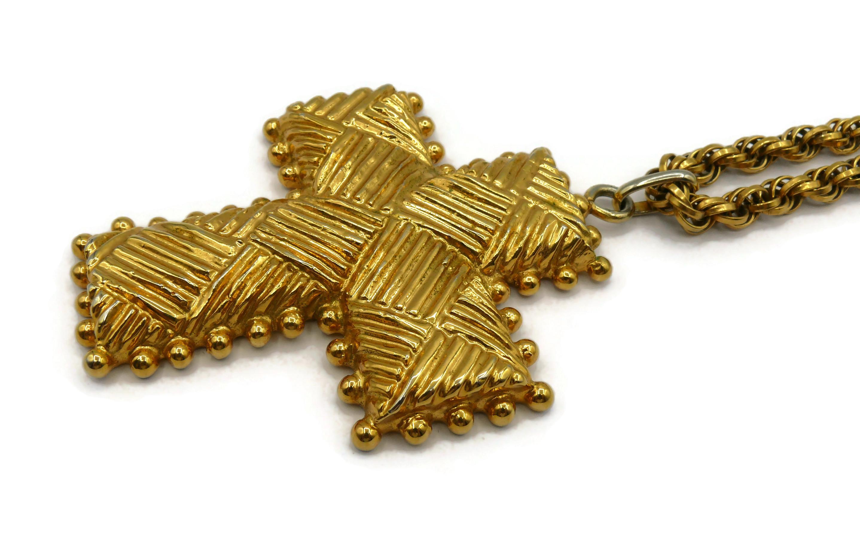 CHRISTIAN LACROIX Collier pendentif vintage en forme de croix en or massif 4