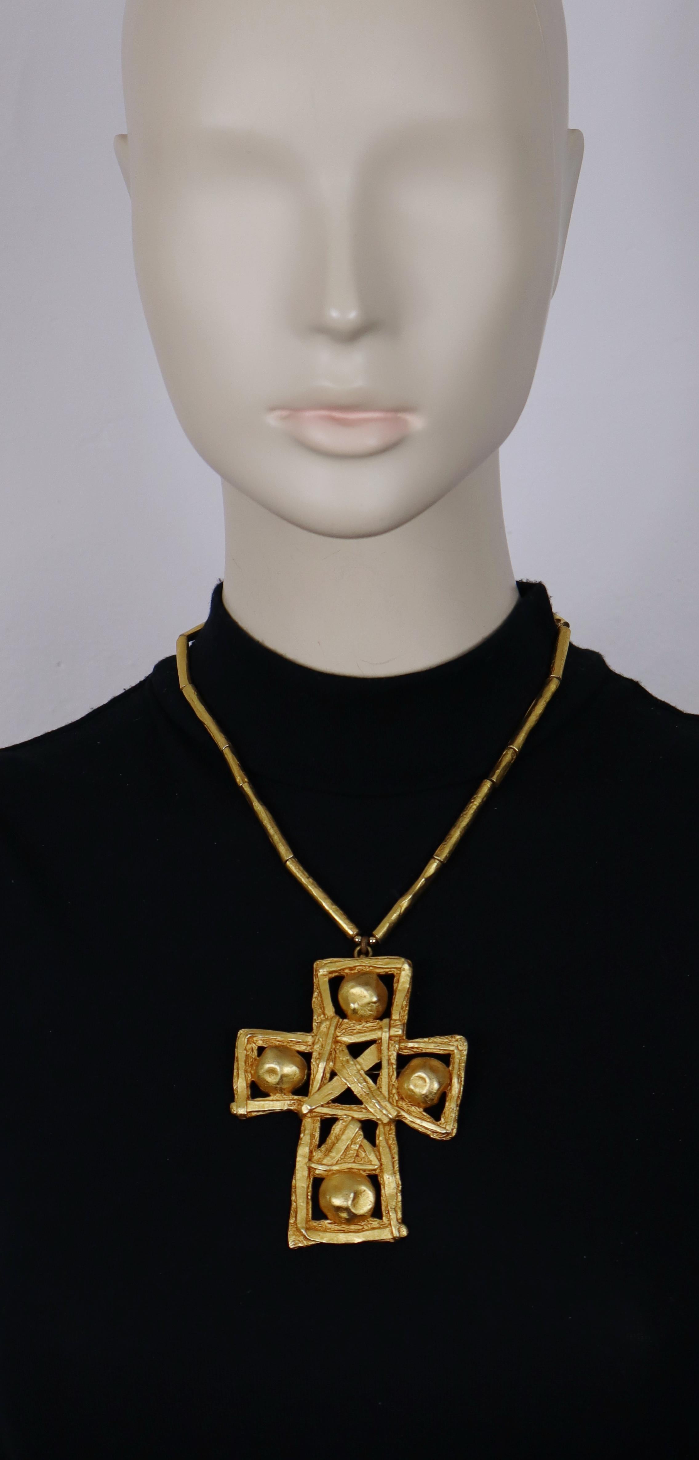 Collana con ciondolo a croce traforata CHRISTIAN LACROIX vintage con texture massiccia in tonalità oro.

La croce può essere utilizzata come spilla o ciondolo.

Catena in tonalità oro (non marcata).
Chiusura con gancio.

Marchio sul retro della