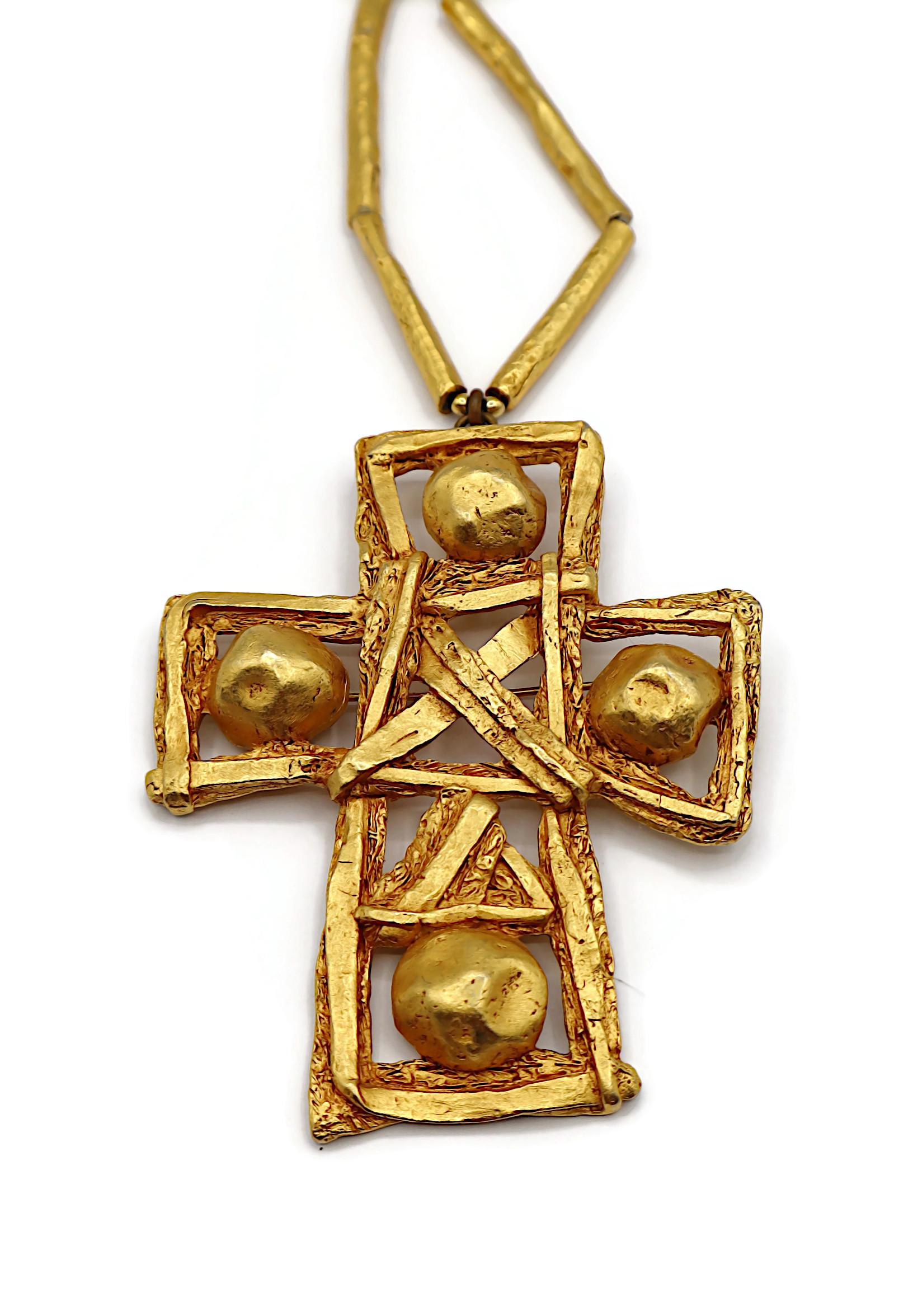 Donna CHRISTIAN LACROIX Collana con ciondolo a croce massiccia vintage in tonalità oro in vendita