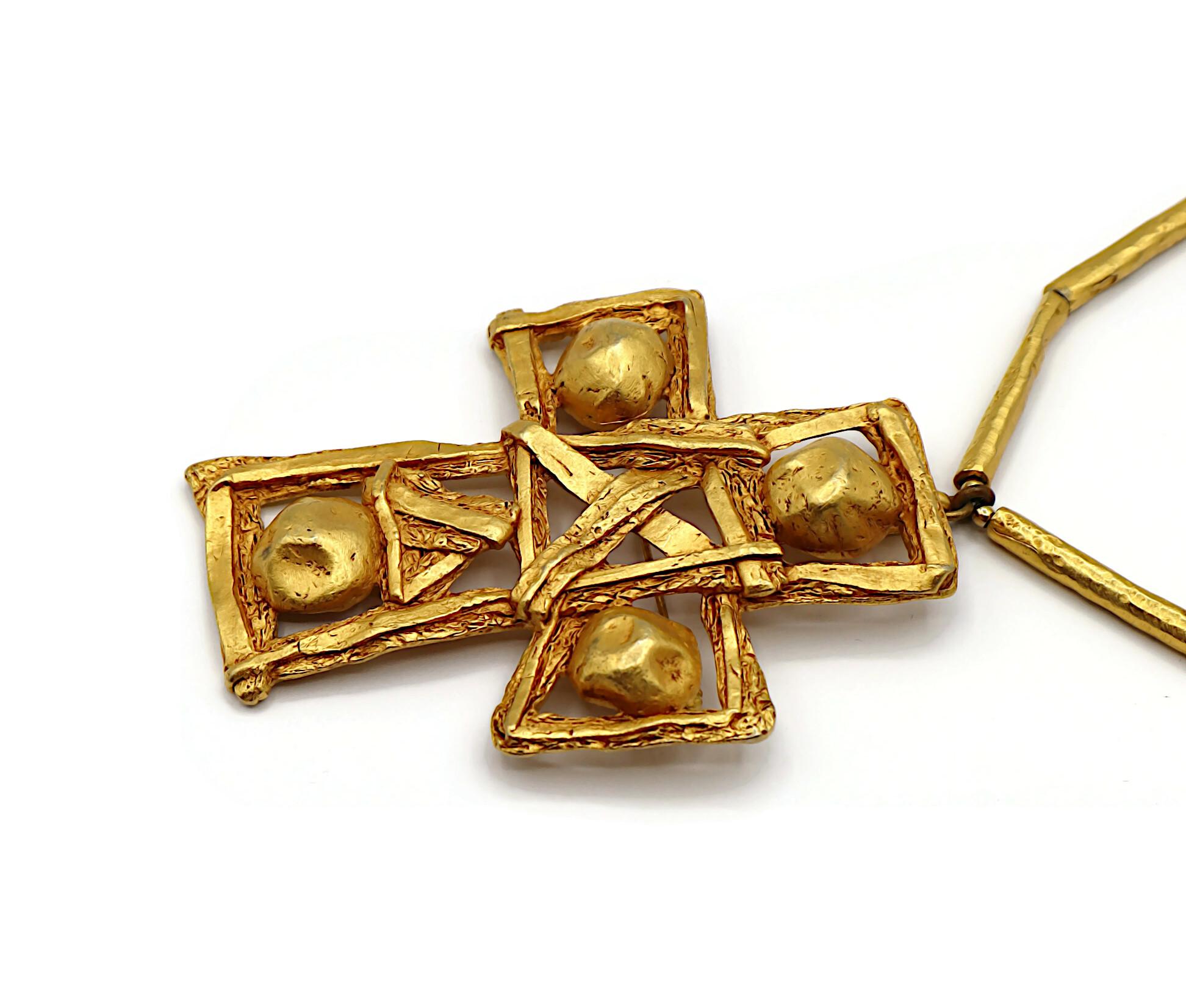 CHRISTIAN LACROIX Collana con ciondolo a croce massiccia vintage in tonalità oro in vendita 1