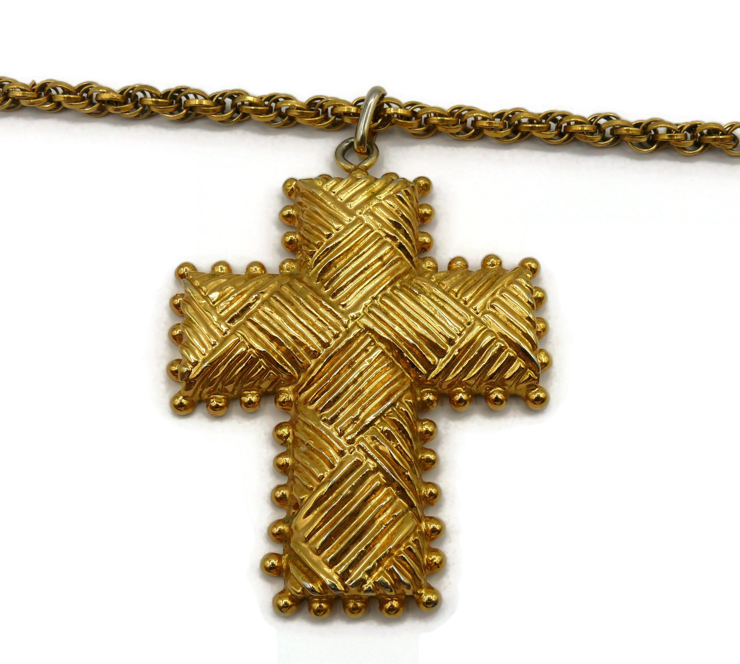 CHRISTIAN LACROIX Collier pendentif vintage en forme de croix en or massif Bon état à Nice, FR