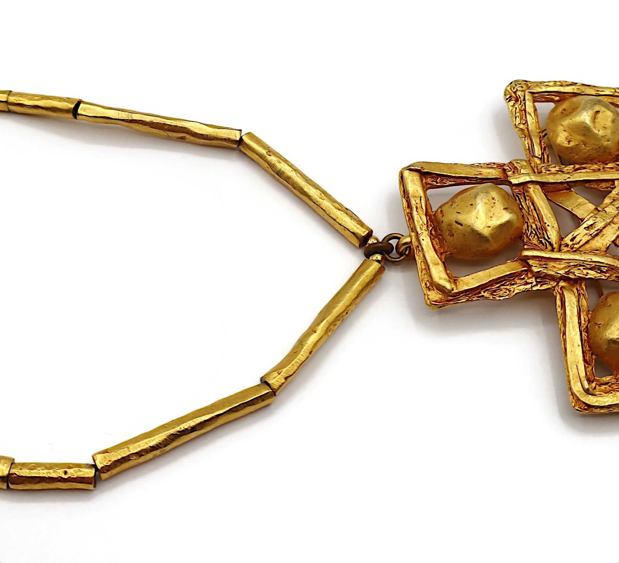 CHRISTIAN LACROIX Collana con ciondolo a croce massiccia vintage in tonalità oro in vendita 4