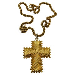 CHRISTIAN LACROIX Vintage Halskette mit massivem, goldfarbenem Kreuzanhänger