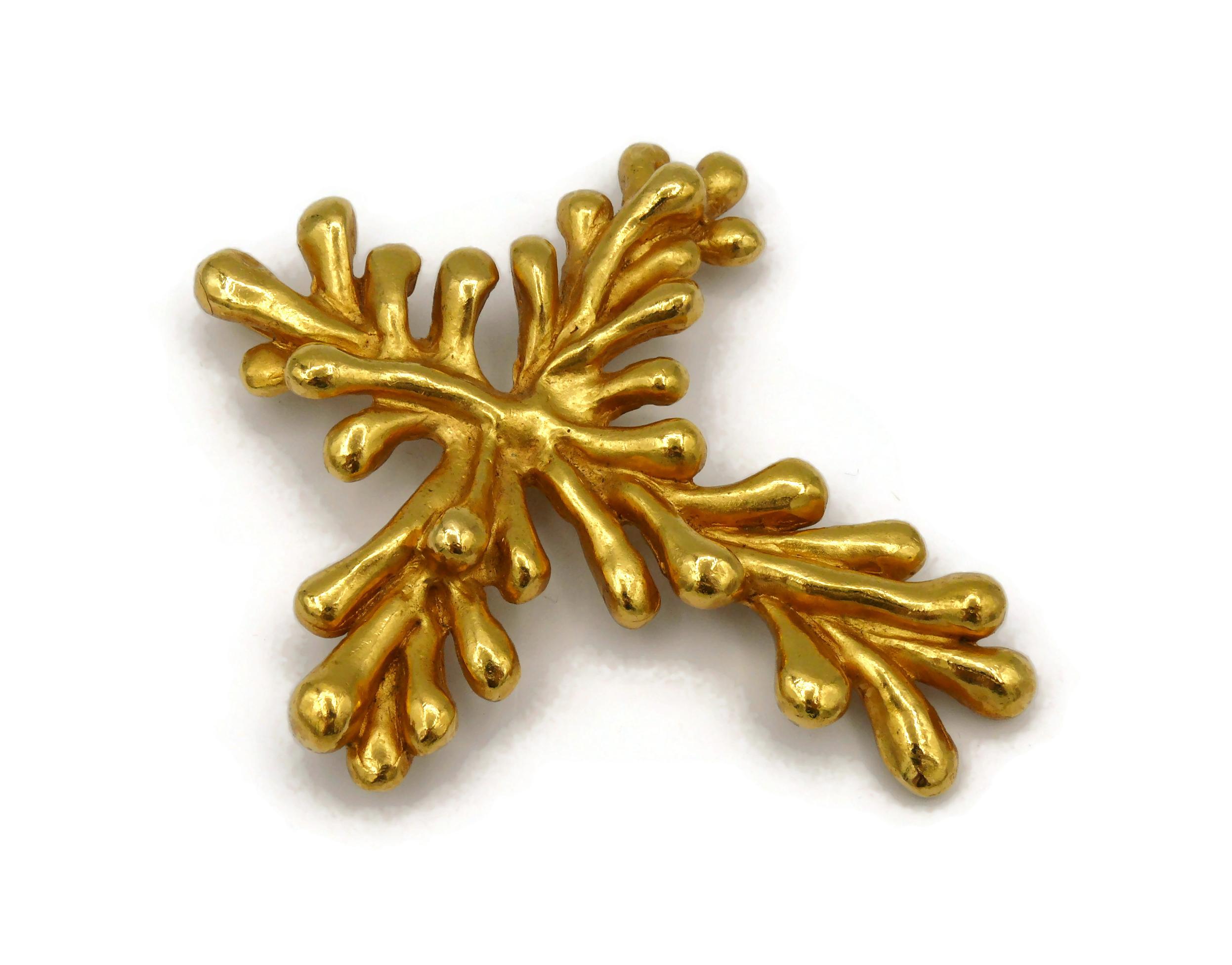 CHRISTIAN LACROIX Vintage Massive Gold Tone Splash Cross Brooch Pendant In Good Condition For Sale In Nice, FR