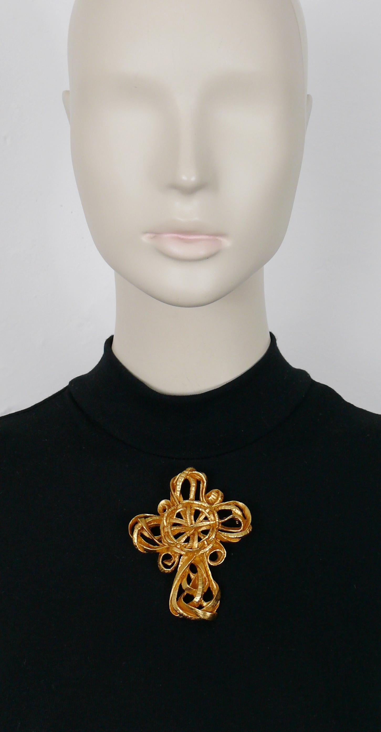 CHRISTIAN LACROIX vintage massive gold toned cross brooch/pendant in openwork torsade pattern.

Could be used as a brooch or pendant.

Marked CHRISTIAN LACROIX CL Made in France.

Indicative measurements : height approx. 8.5 cm (3.35 inches) / width