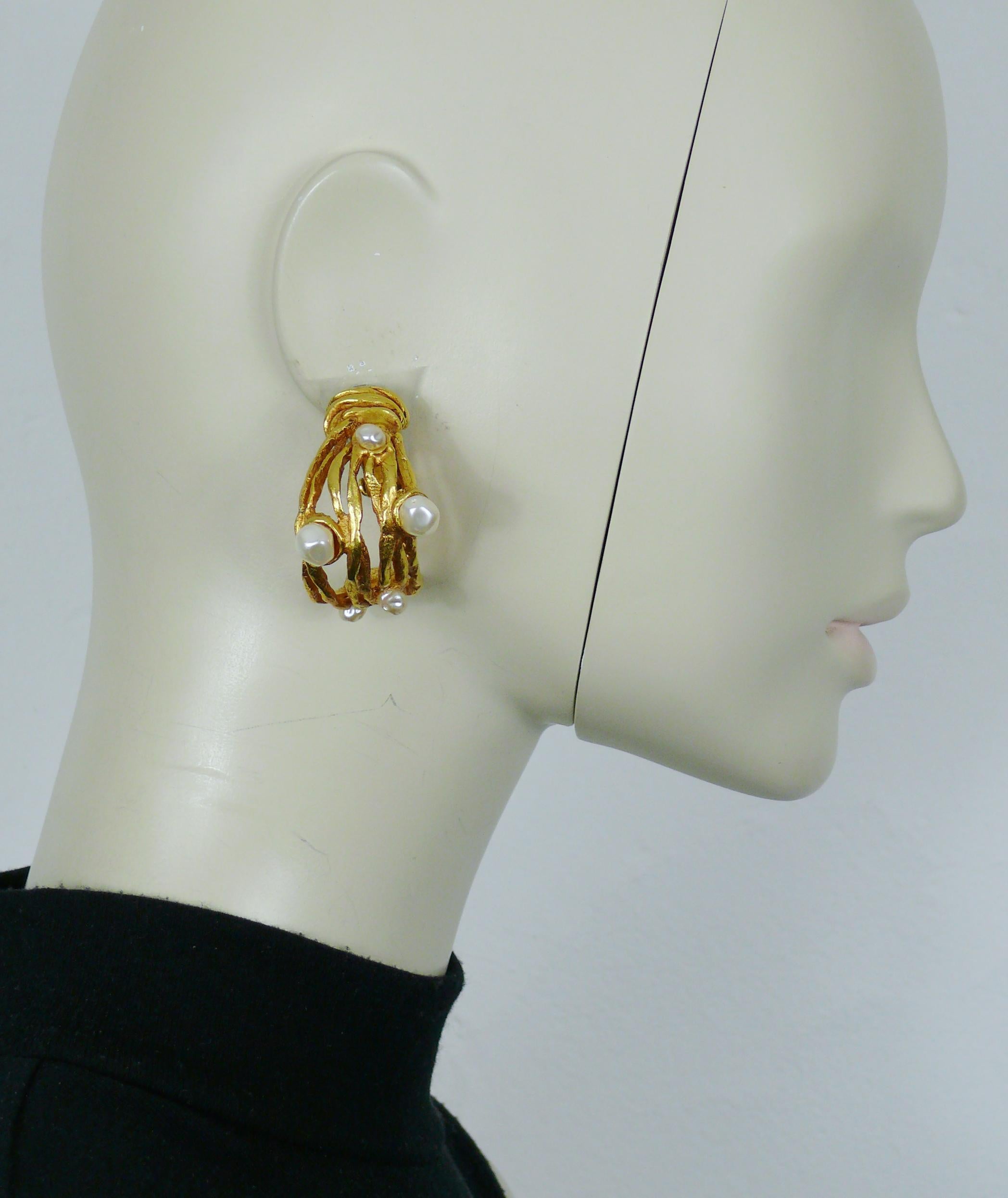 CHRISTIAN LACROIX vintage gold tone openwork half hoop earrings (clip-on) embellished with faux pearls.

Marked CHRISTIAN LACROIX CL Made in France.

Indicative measurements : max. height approx. 4.5 cm (1.77 inches) / max. width approx. 2.5 cm