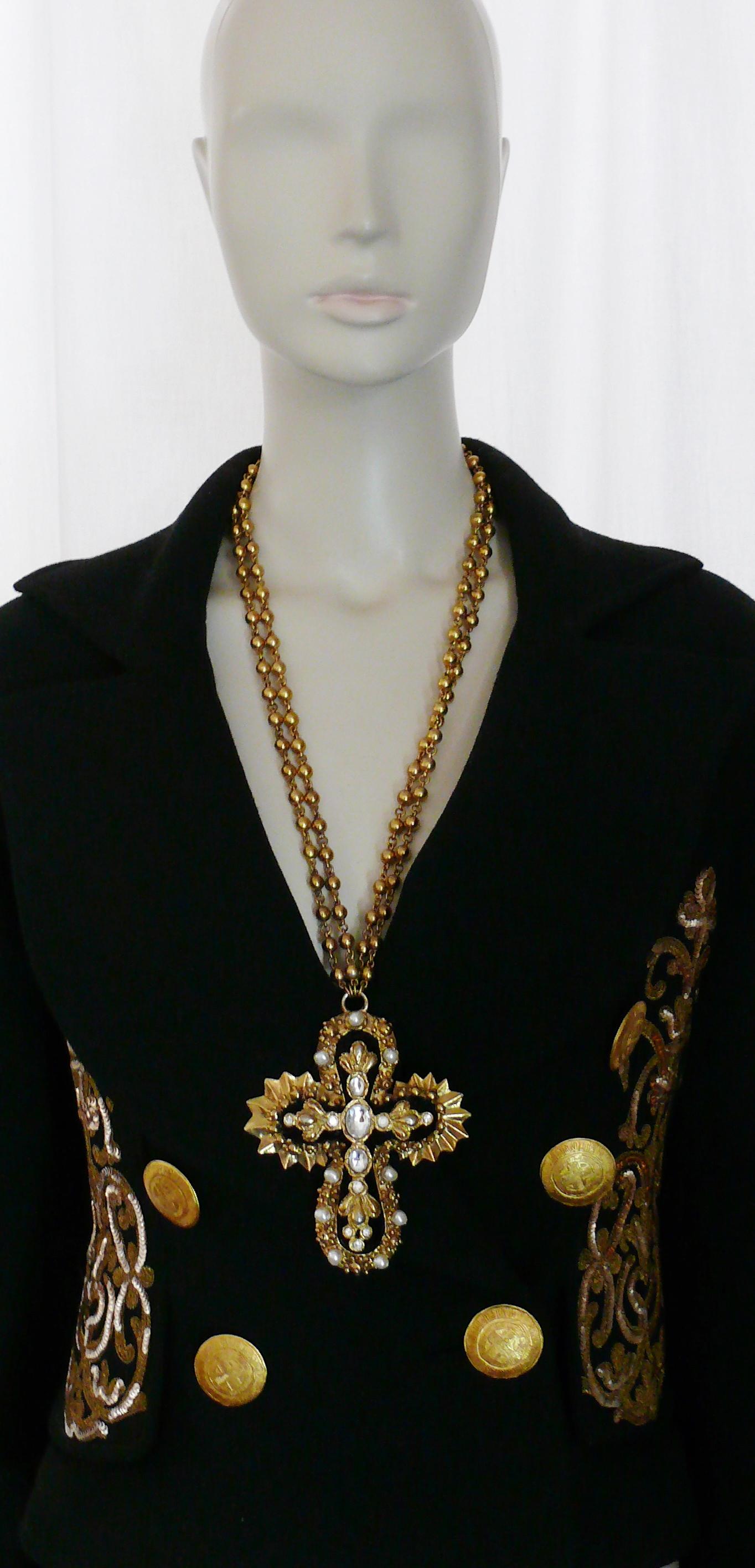CHRISTIAN LACROIX vintage massive iconic pendant necklace featuring a gold toned and black velvet Baroque cross embellished with faux pearls and clear crystals.

Double gold toned ball chain
Hook clasp.

Marked CHRISTIAN LACROIX CL Made in