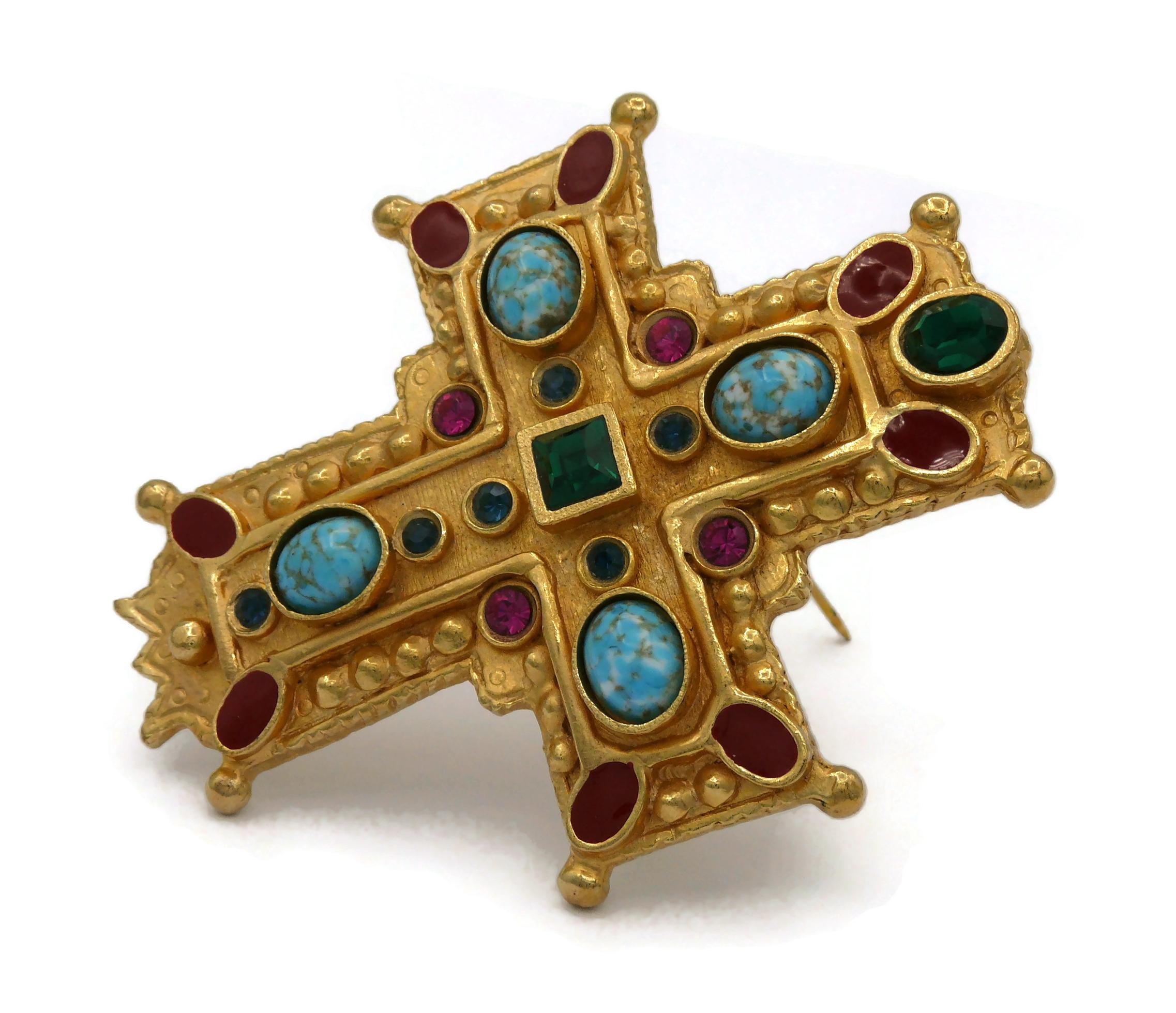 CHRISTIAN LACROIX Vintage Massives, juwelenbesetztes, goldfarbenes Kreuzbrosche-Anhänger im Angebot 1
