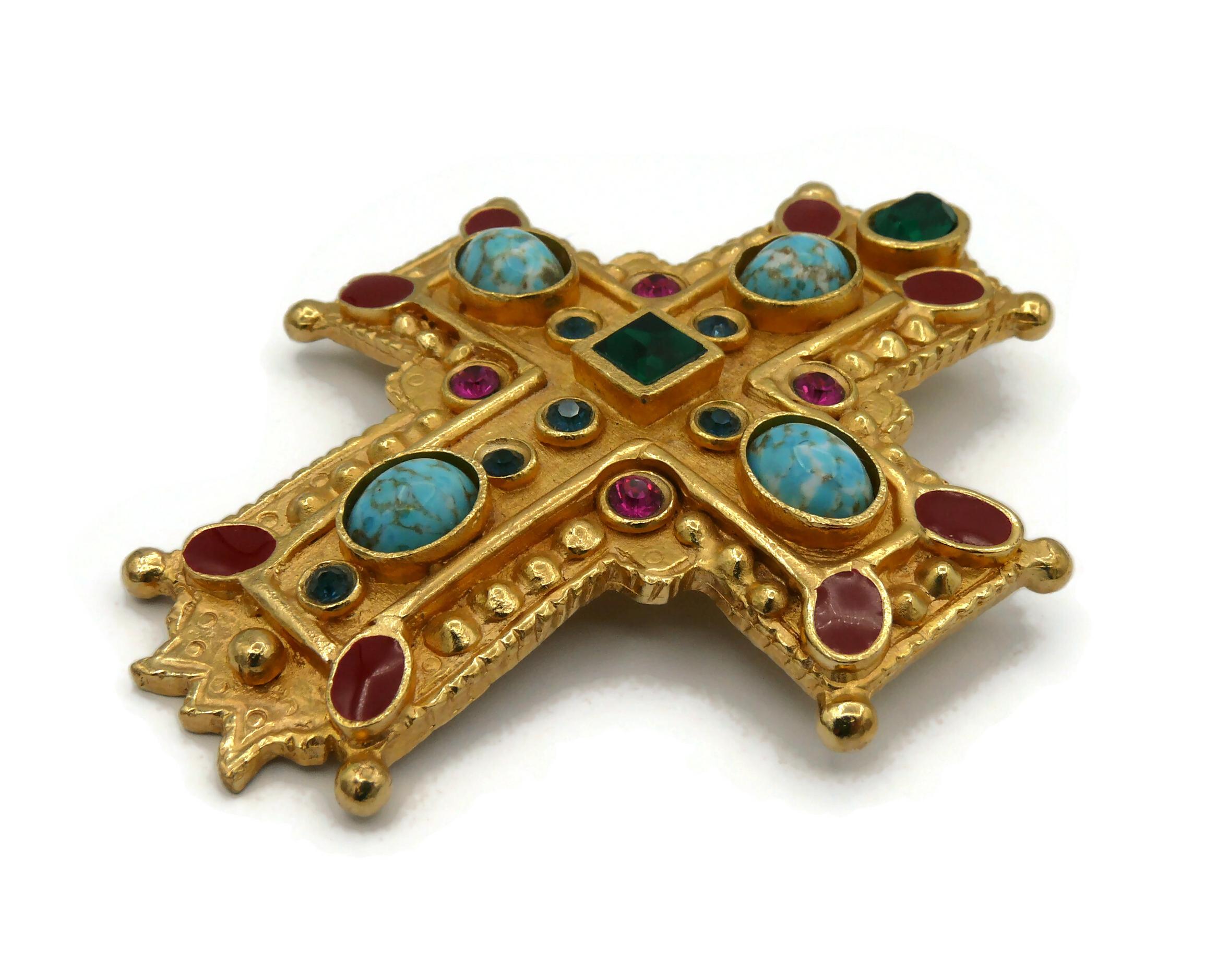 CHRISTIAN LACROIX Vintage Massives, juwelenbesetztes, goldfarbenes Kreuzbrosche-Anhänger im Angebot 4