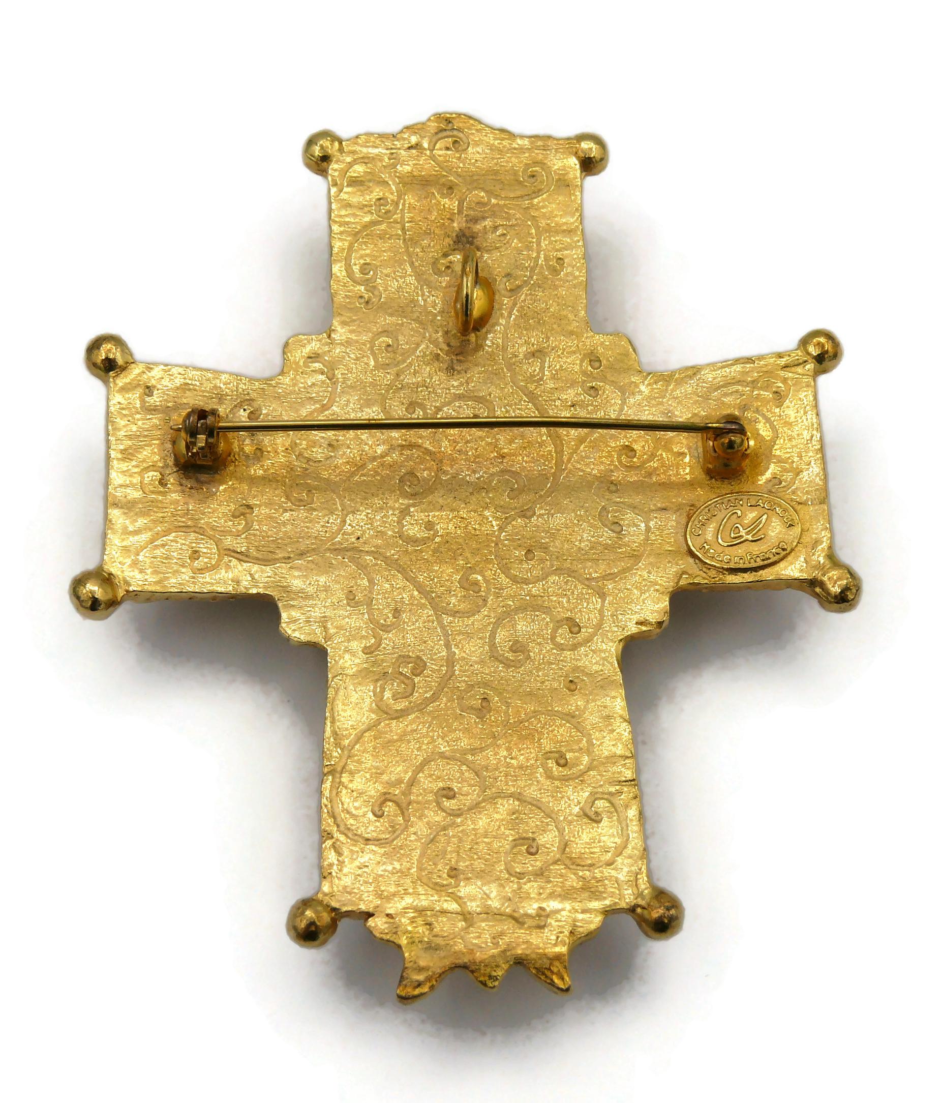 CHRISTIAN LACROIX Vintage Massives, juwelenbesetztes, goldfarbenes Kreuzbrosche-Anhänger im Angebot 5