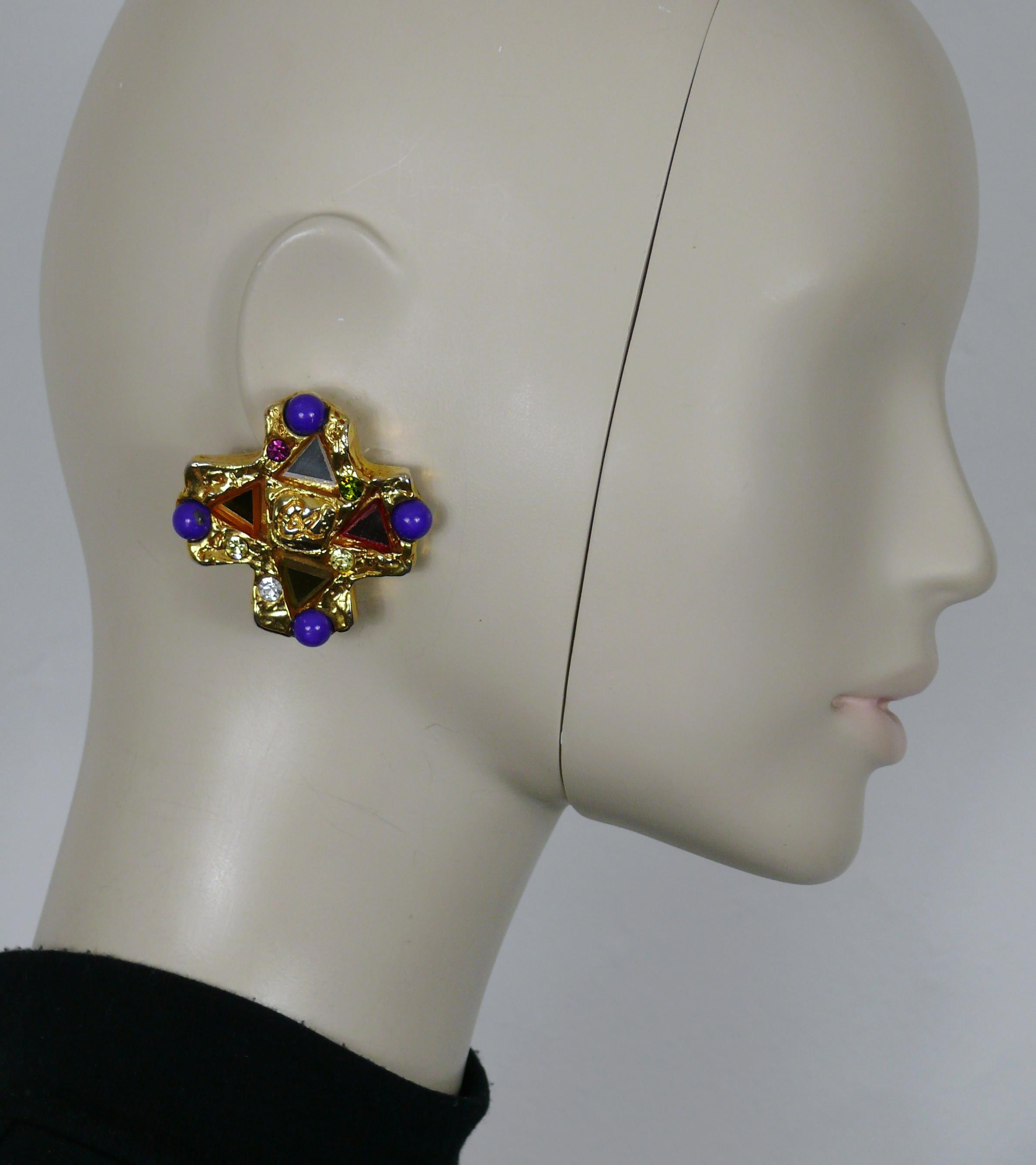 CHRISTIAN LACROIX vintage massive gold tone resin cross clip-on earrings (clip-on) embellished with multicolor mirrors, purple resin beads, multicolor crystals and CL logo at the center.

Marked CHRISTIAN LACROIX CL Made in France.

Indicative