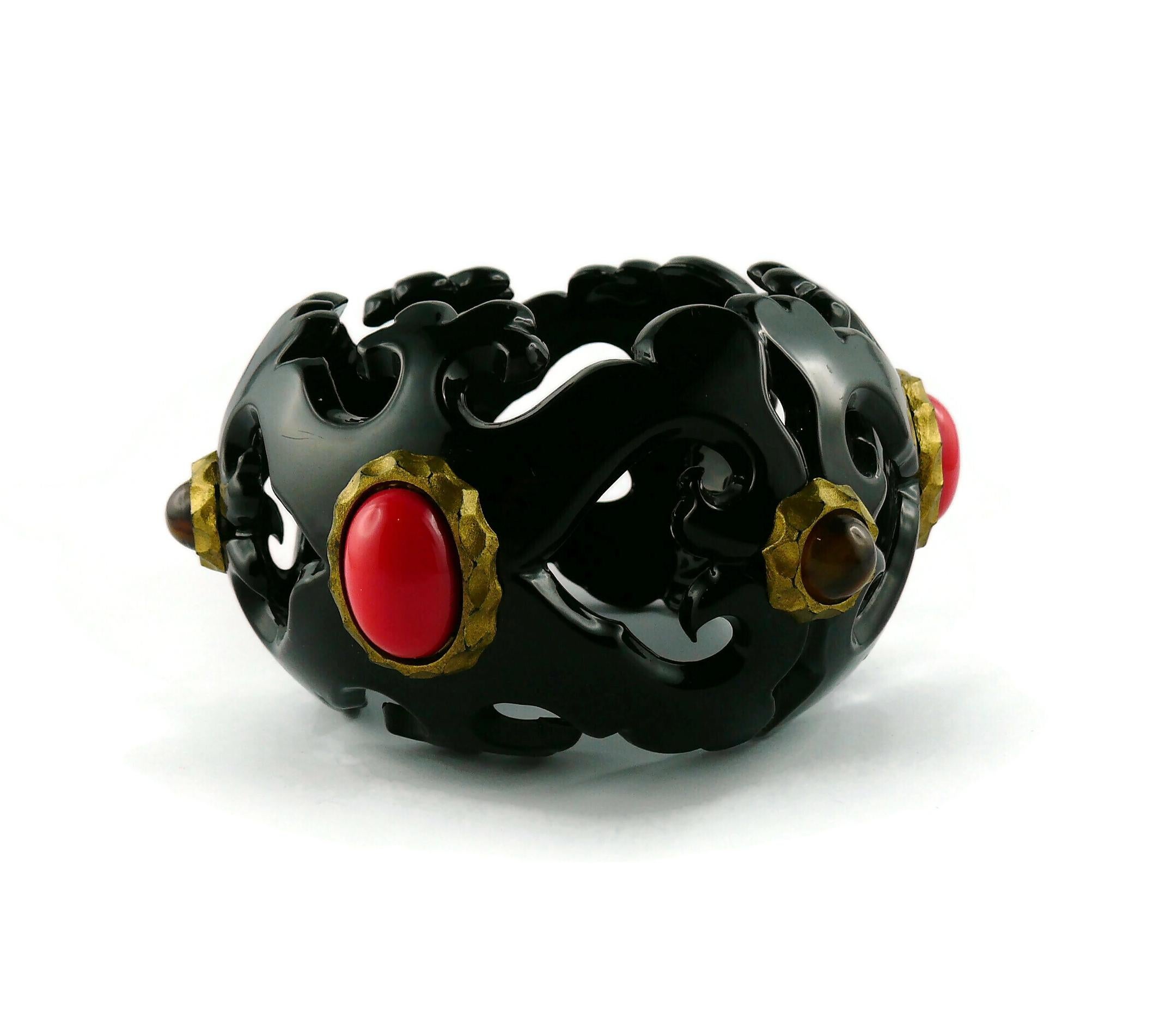 Christian Lacroix Vintage Massive Openwork Heart Design Resin Cuff Bracelet In Good Condition For Sale In Nice, FR