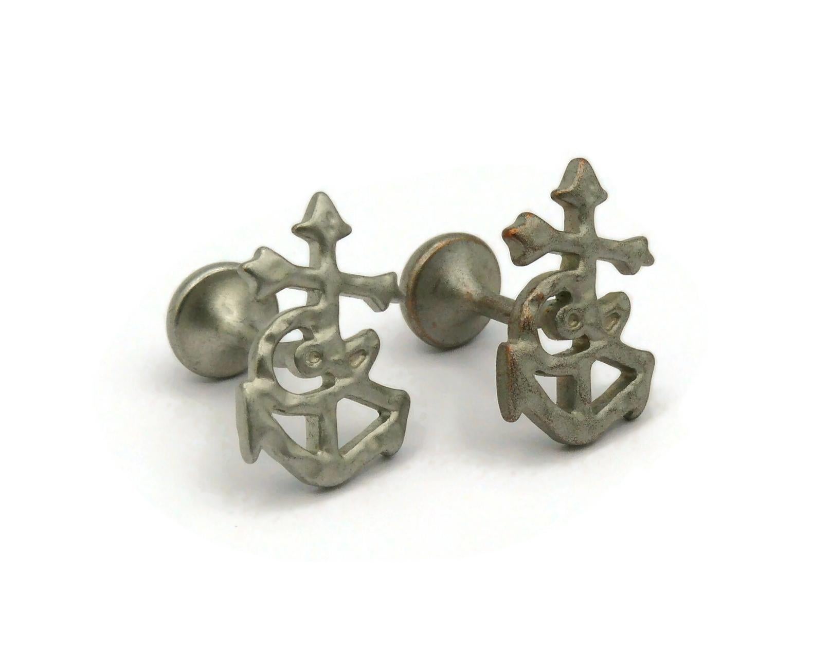 CHRISTIAN LACROIX vintage matte silver tone cufflinks featuring a Camarguaise cross with CL monogram.

Unmarked.

Indicative measurements : max. height approx. 2 cm (0.79 inch) / max width approx. 1.9 cm (0.75 inch).

Material : Matte silver tone